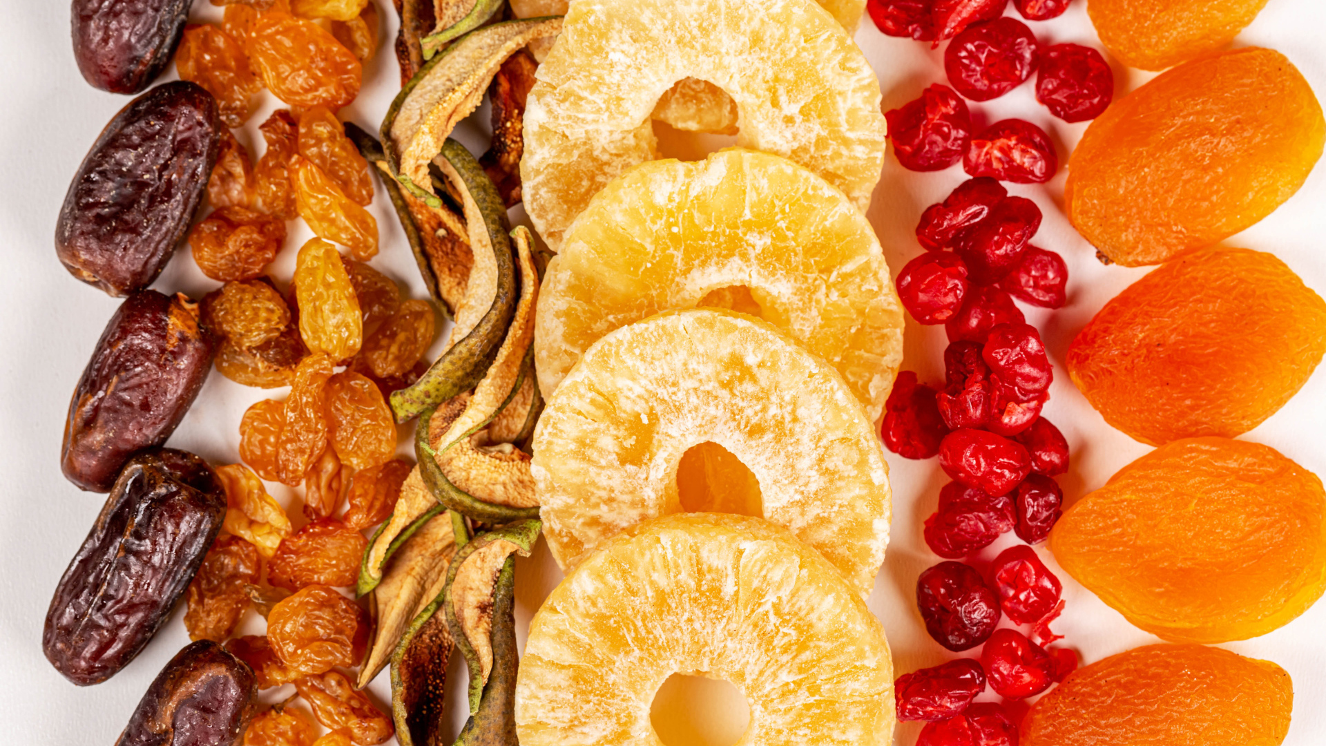 Аппетитные сухофрукты на белом фоне
