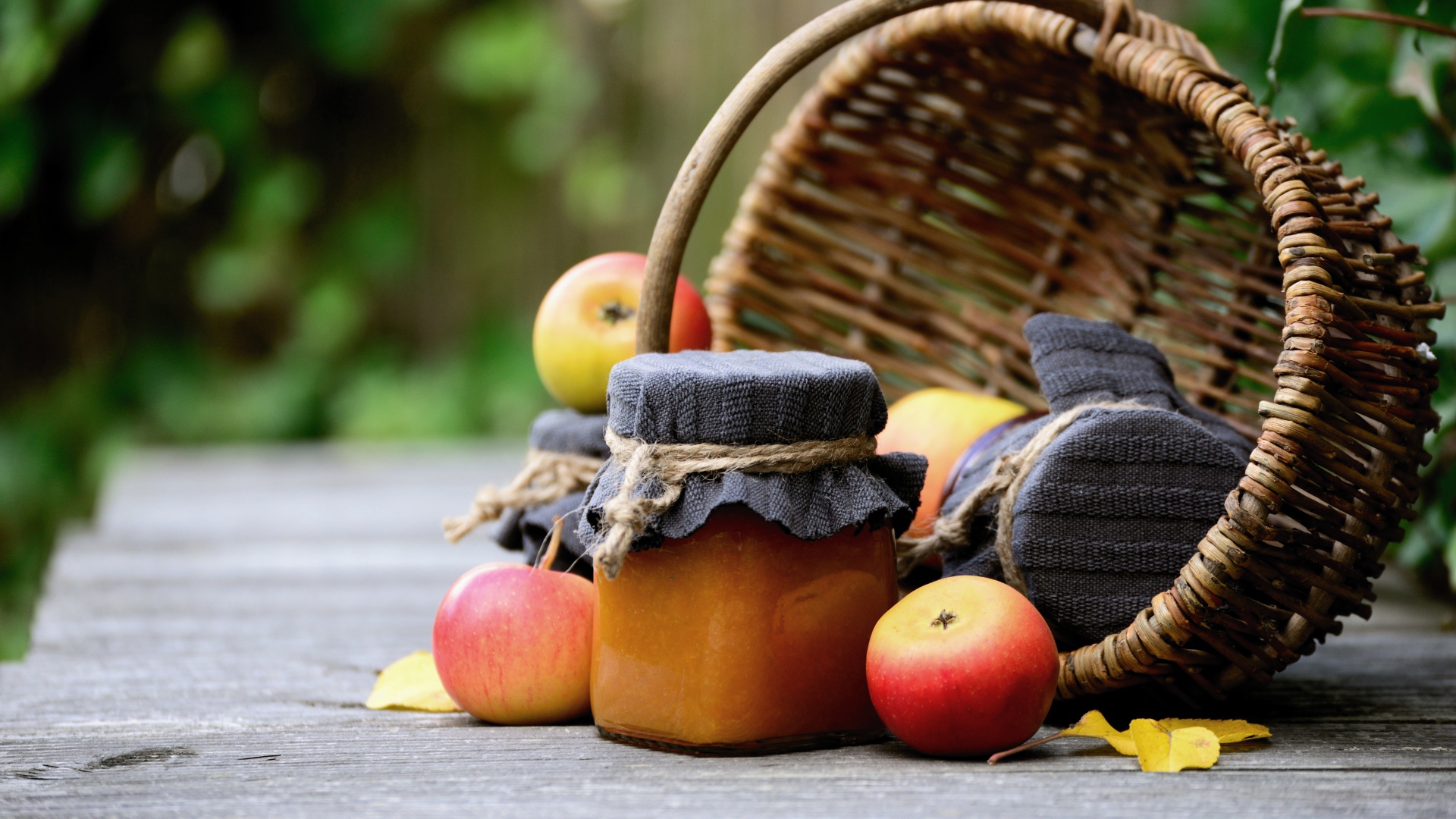 Яблоки с джемом на столе с корзиной