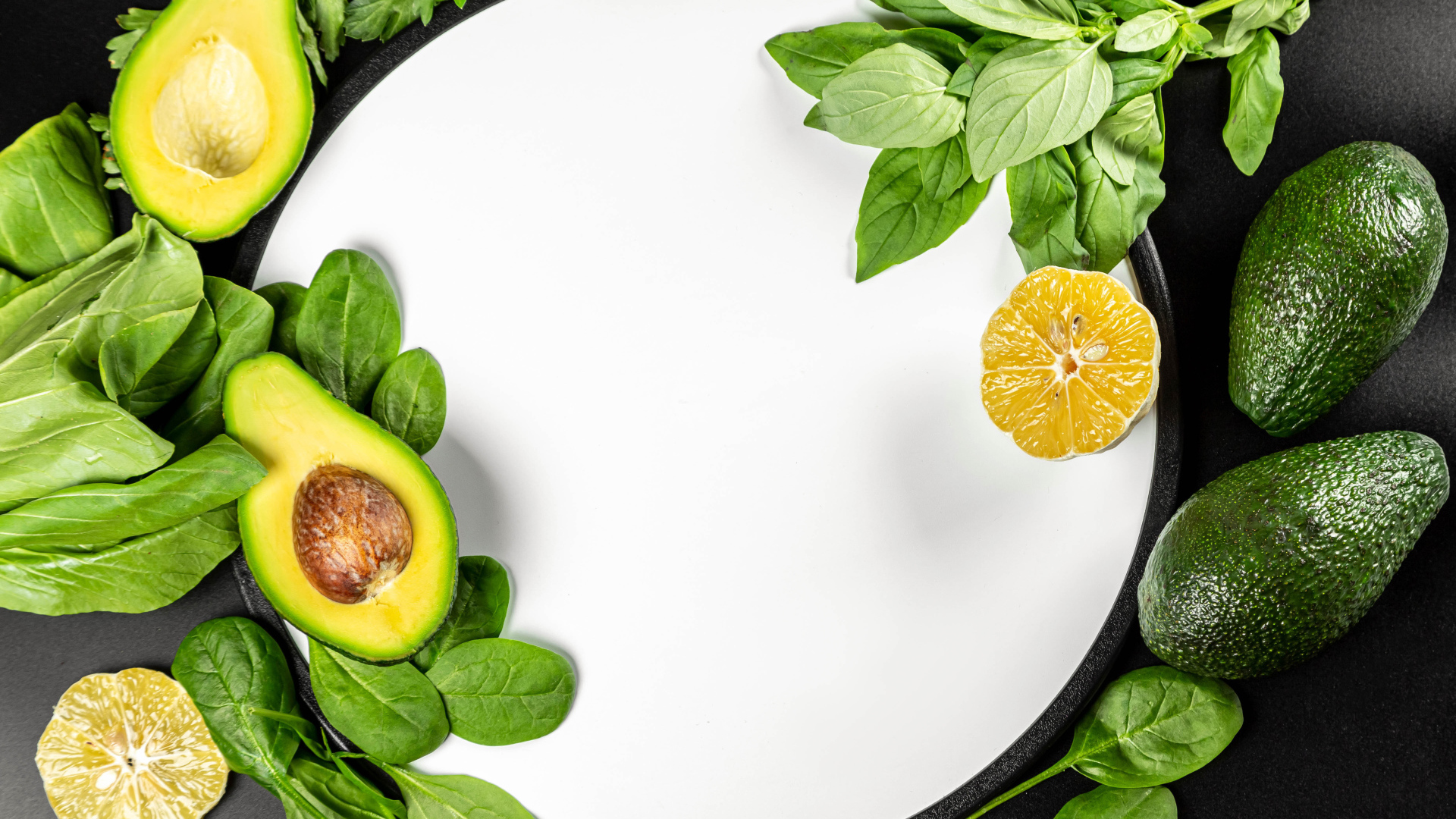 Авокадо с листьями базилика на белом фоне