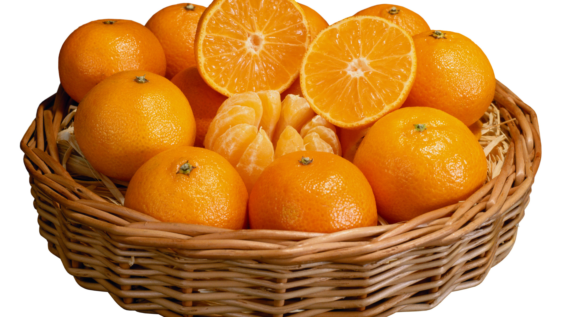 Корзина спелых плодов апельсина на белом фоне