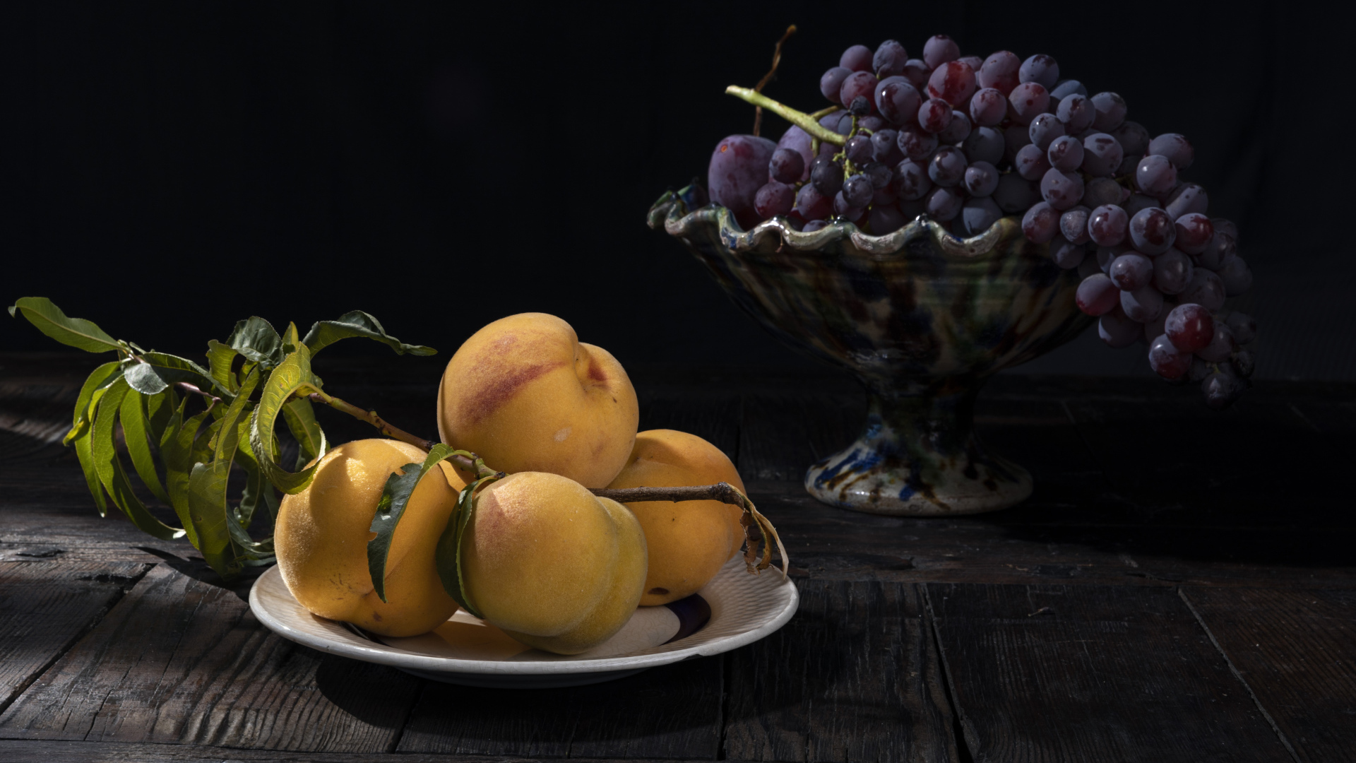 Красивые сочные персики на столе с виноградом