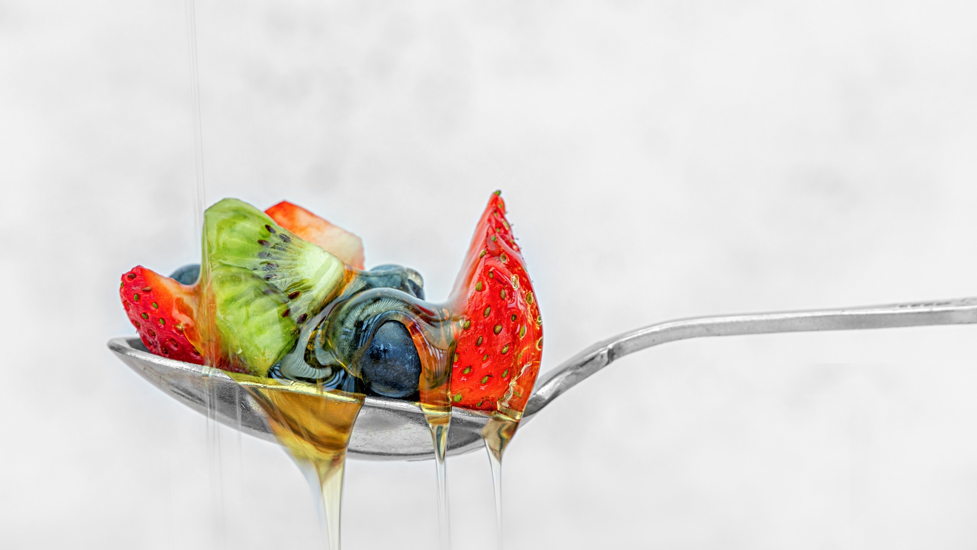 Ягоды в меде на ложке 