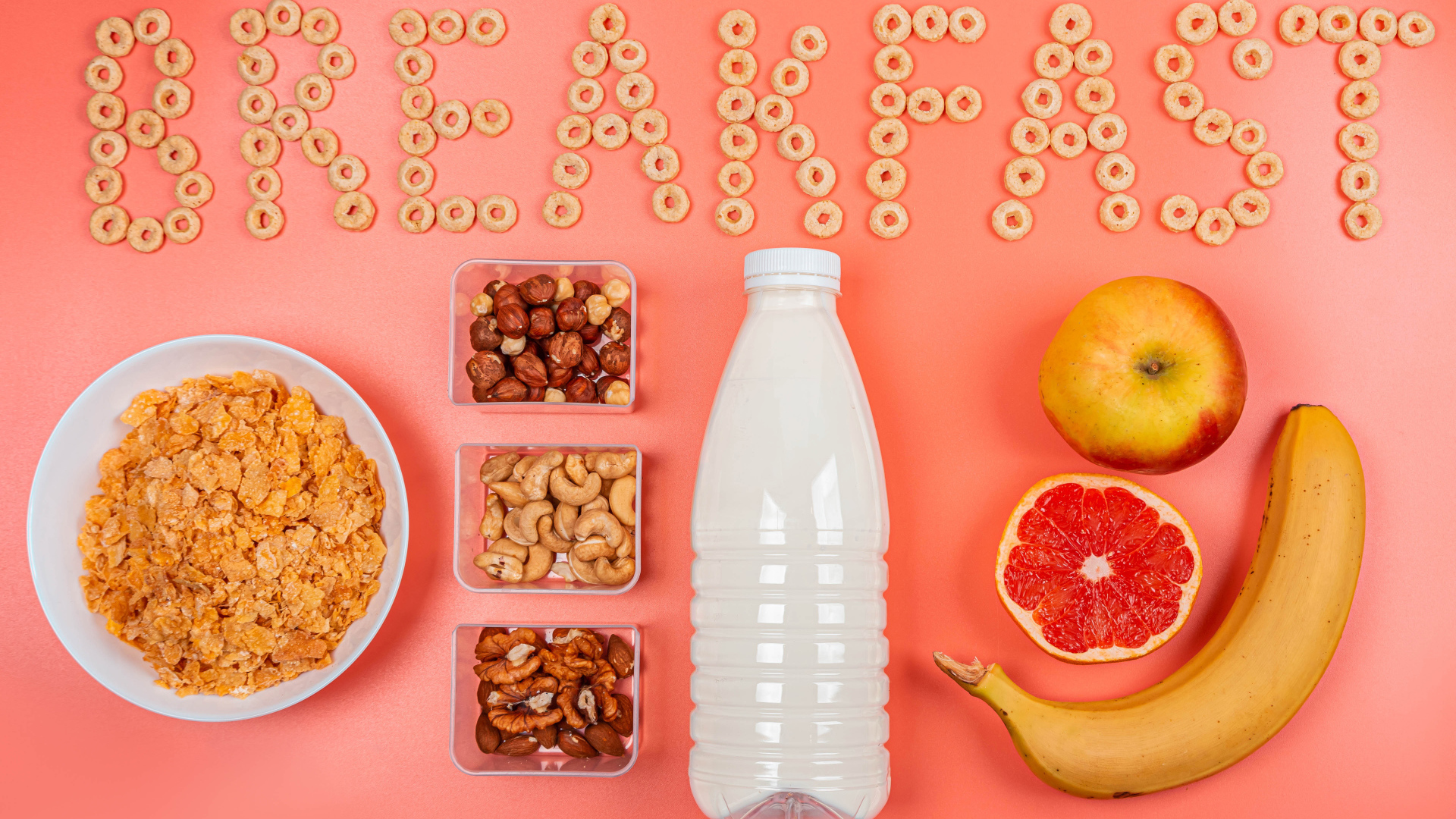 Хлопья, орехи, молоко и бананы на завтрак