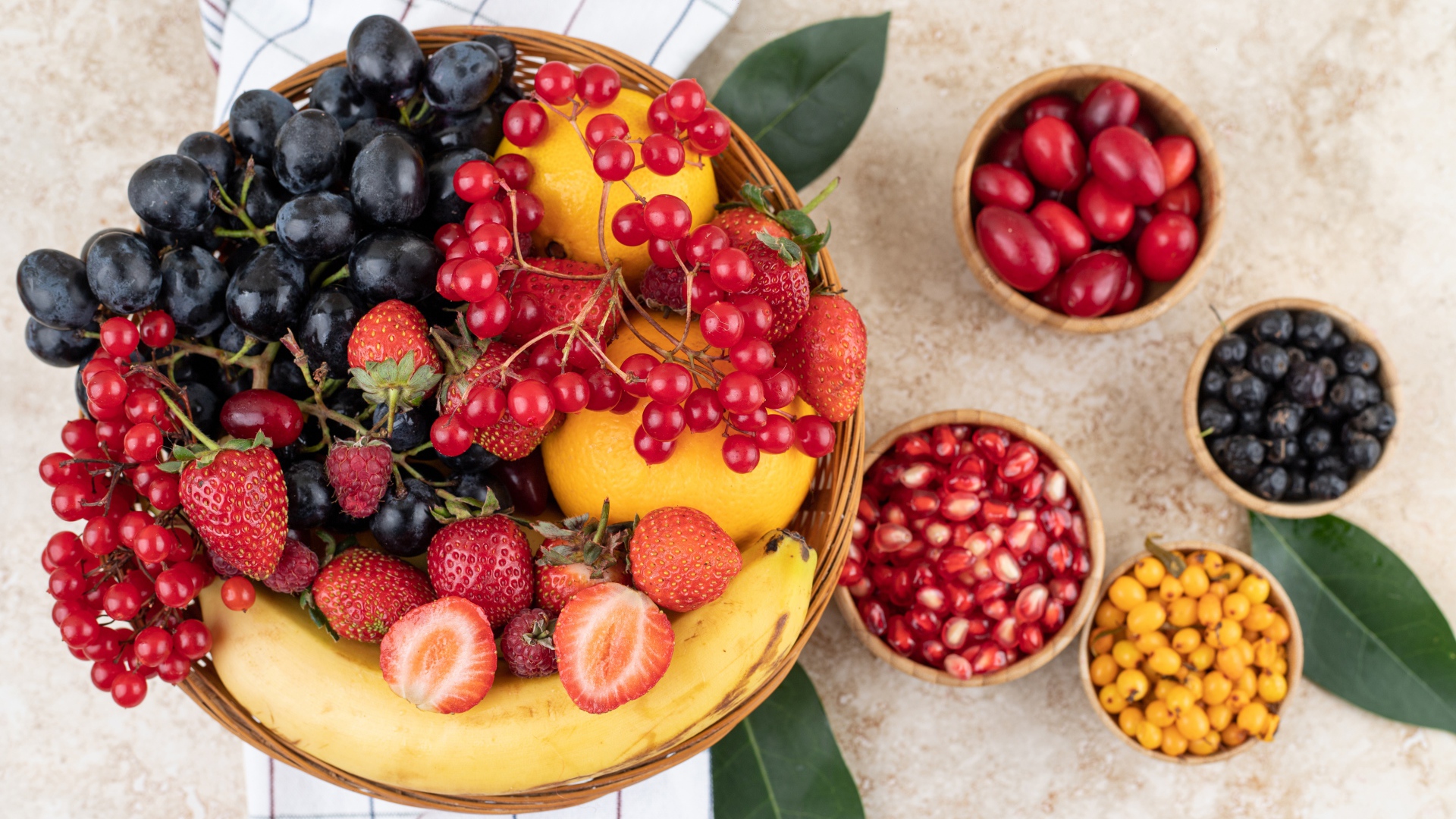 Вкусные спелые ягоды в корзинке на столе