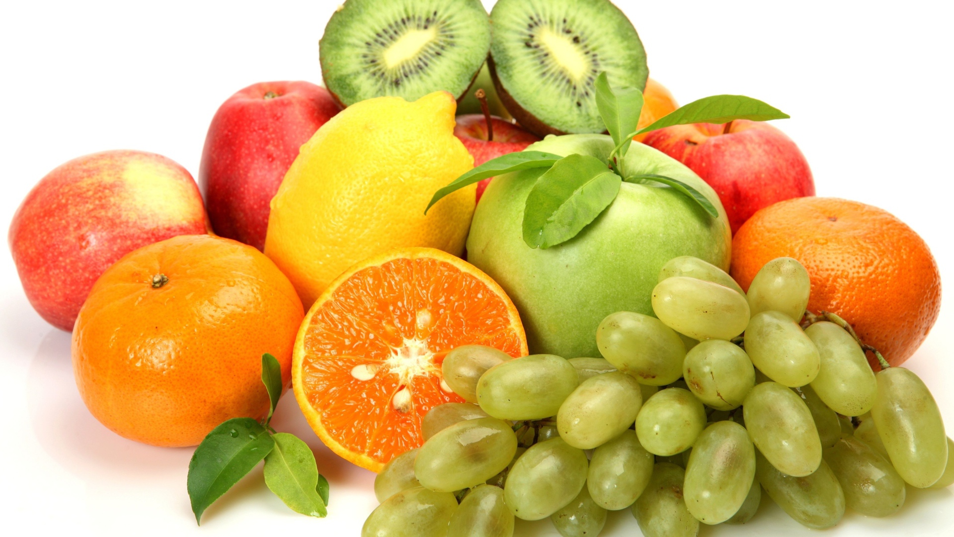 Свежие фрукты с виноградом на белом фоне