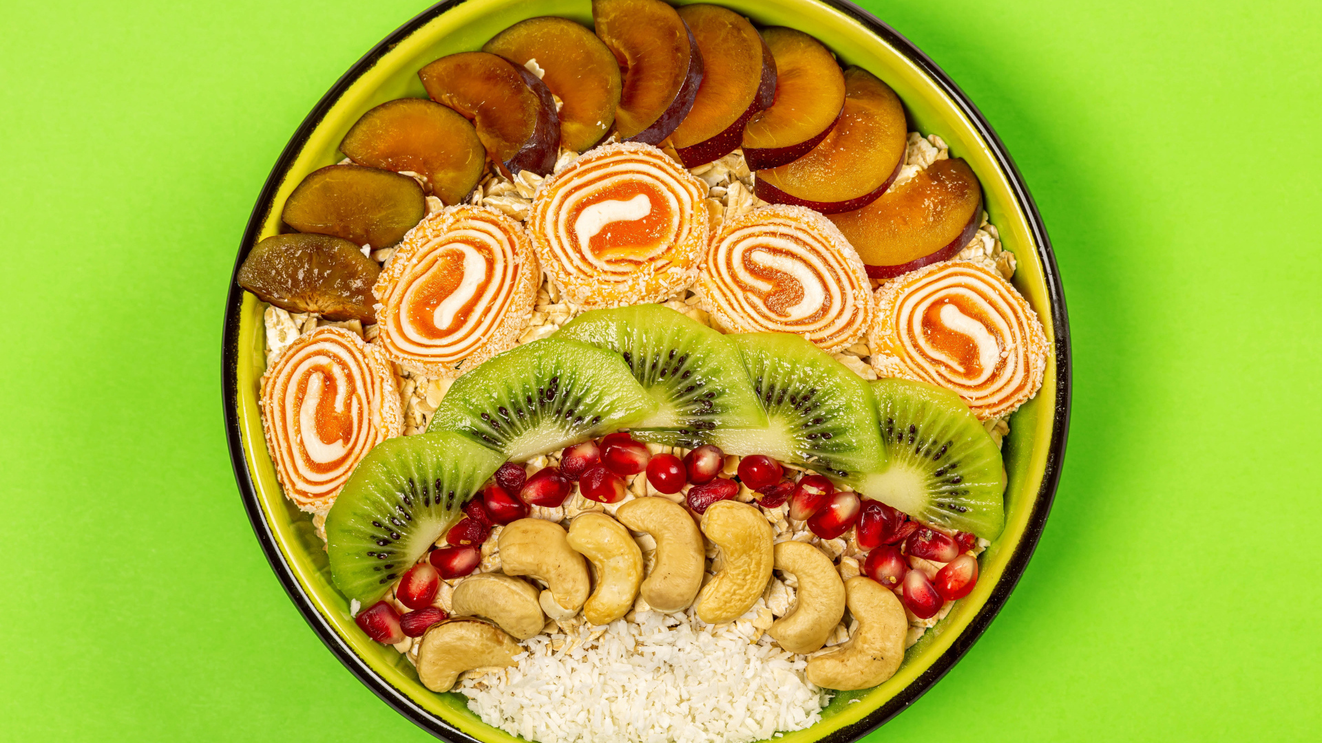 Мармелад с фруктами и мюсли в тарелке