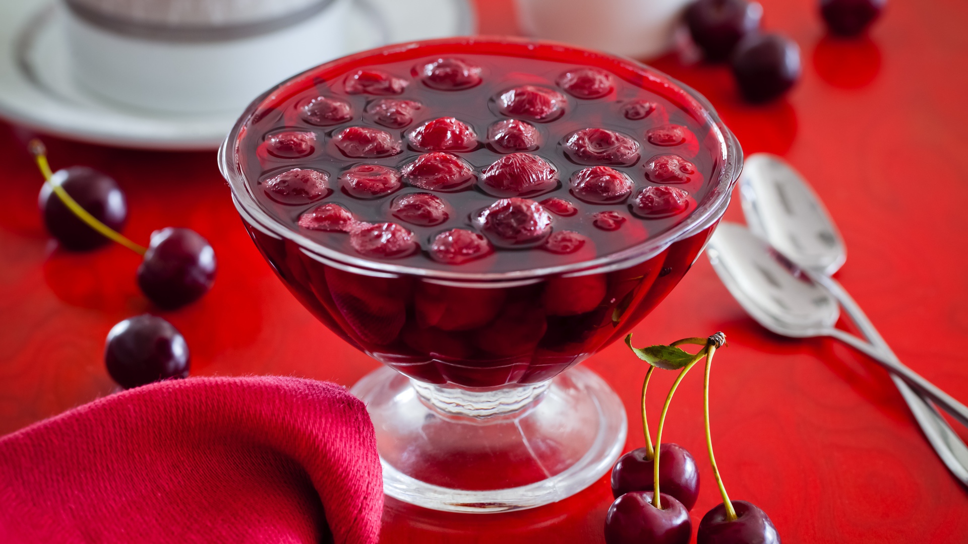 Варенье с ягодами вишни на столе