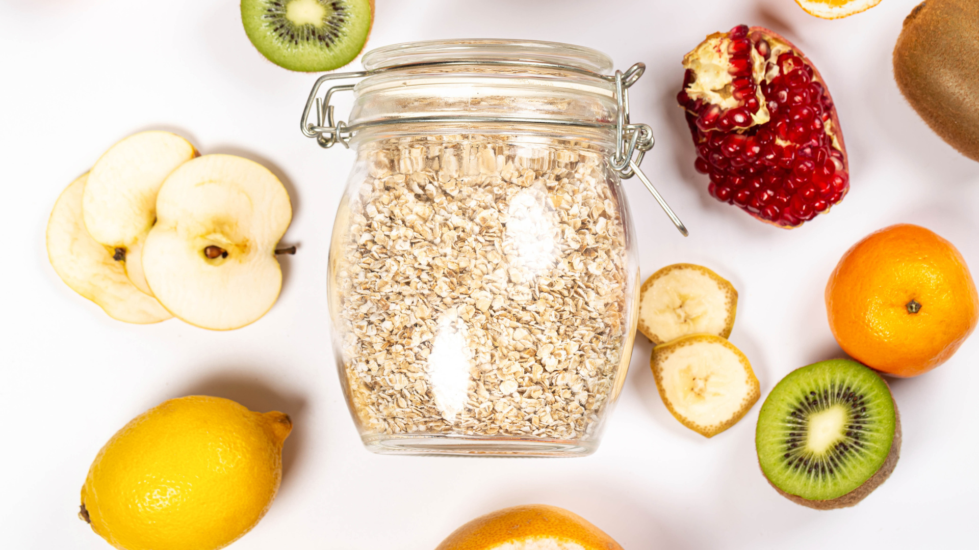 Овсяные хлопья с фруктами на белом столе