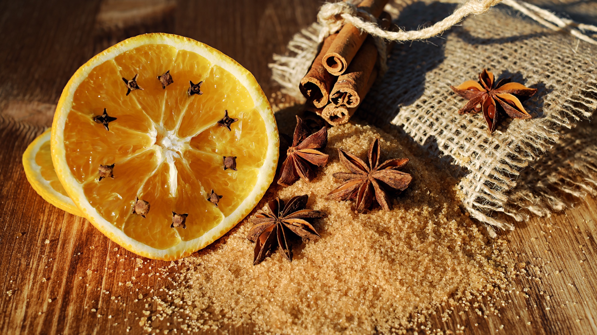 Кусочки апельсина с корицей и бадьяном