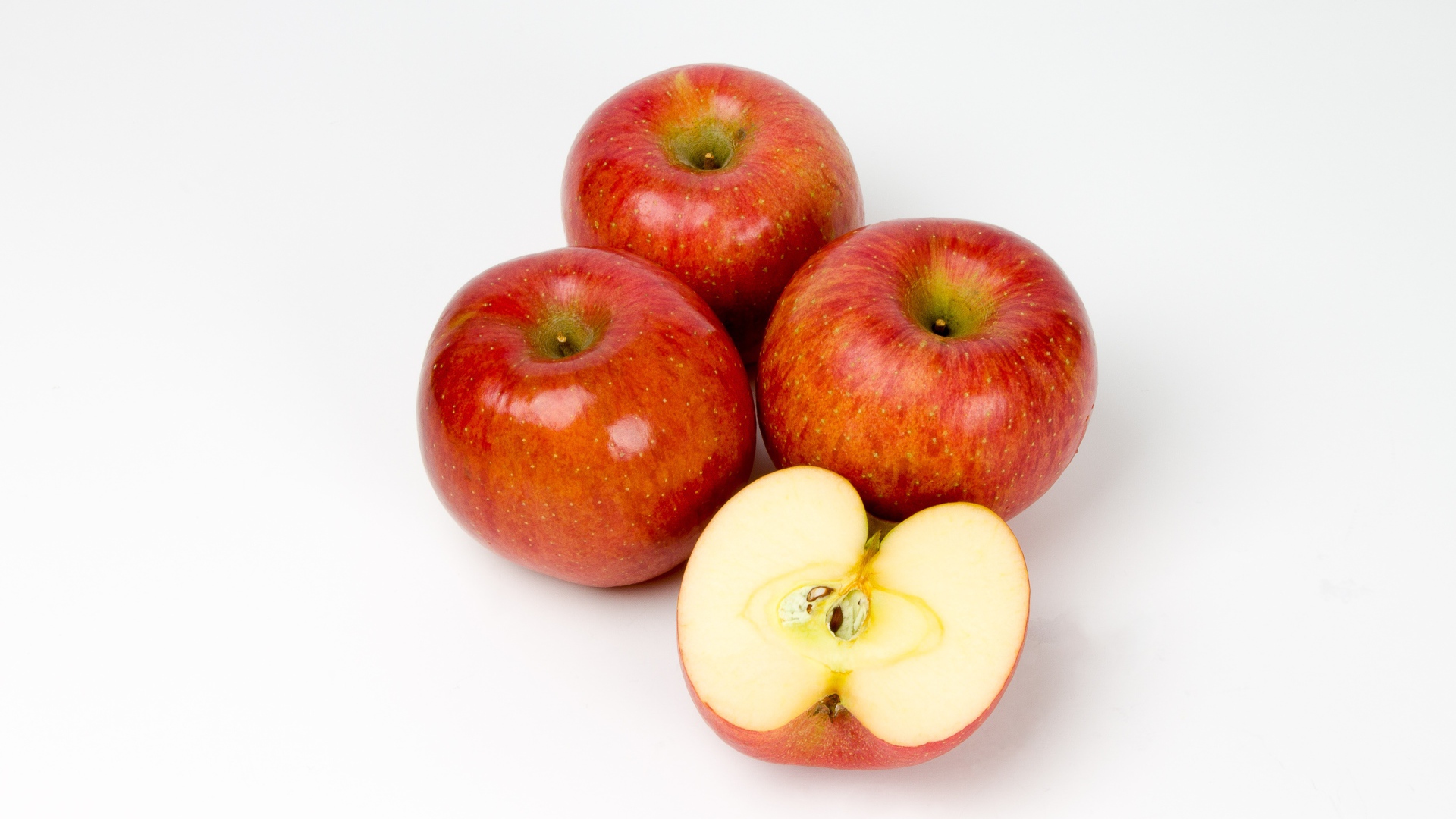 Спелые красные яблоки на сером фоне