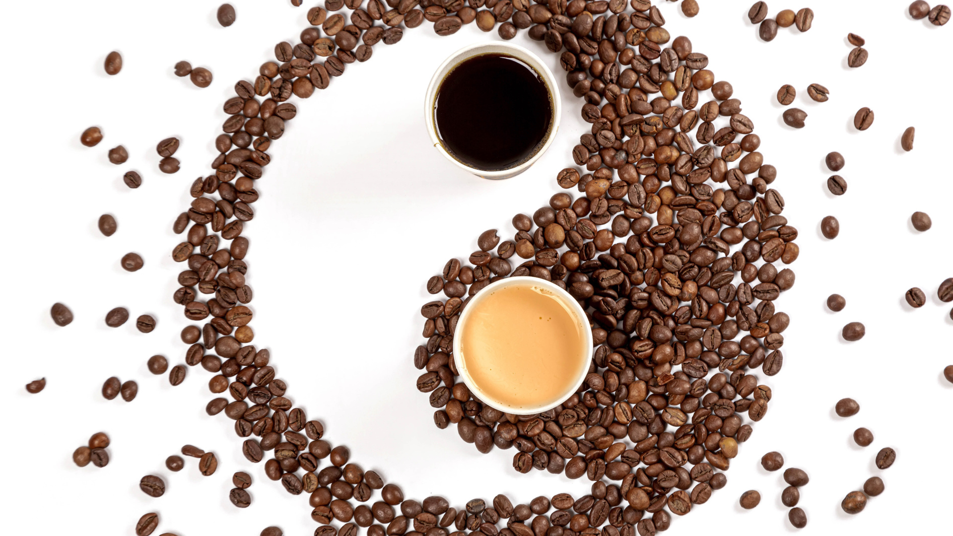 Инь и янь из кофейных зерен на белом фоне
