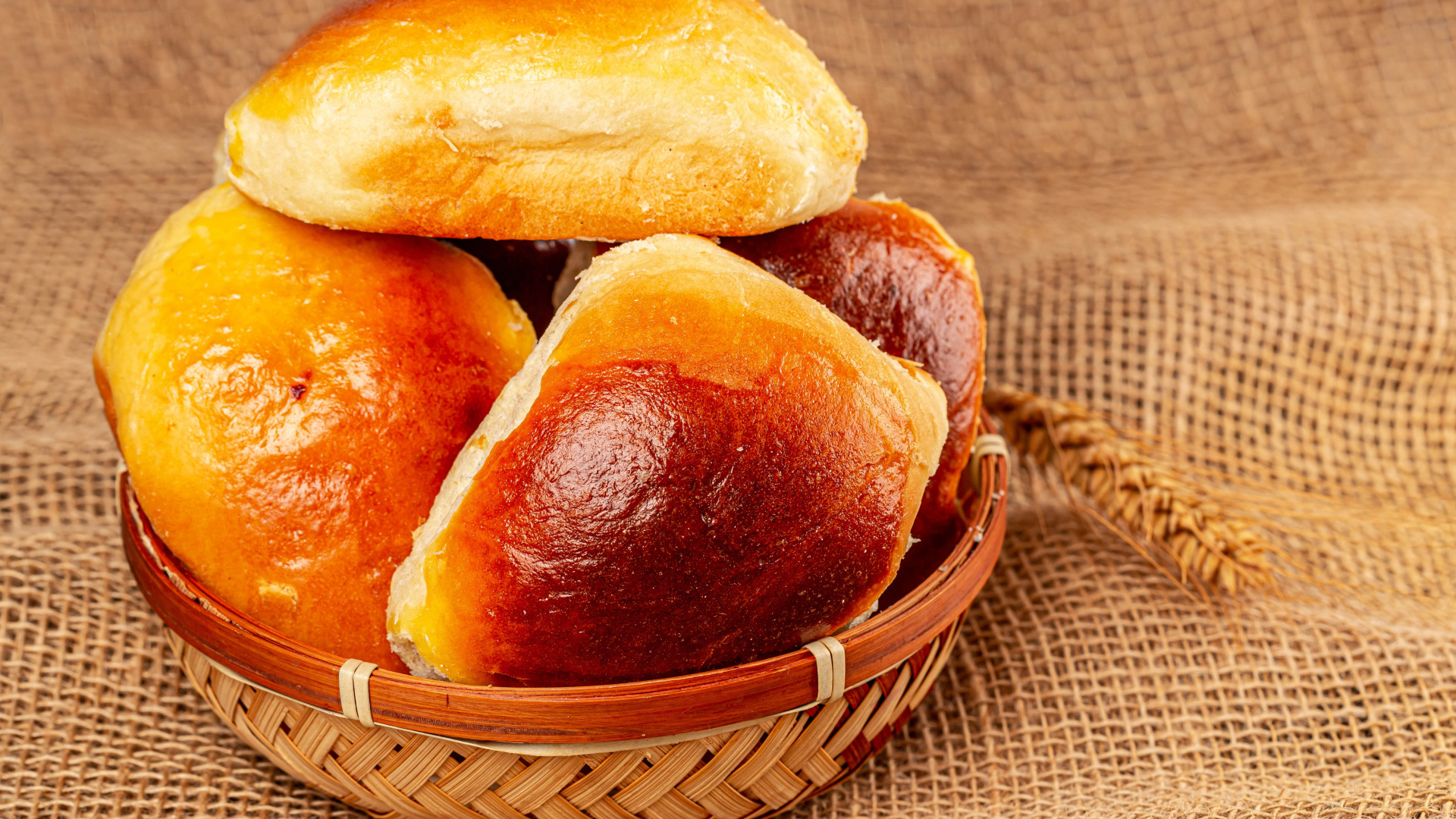 Свежие аппетитные булочки в корзинке