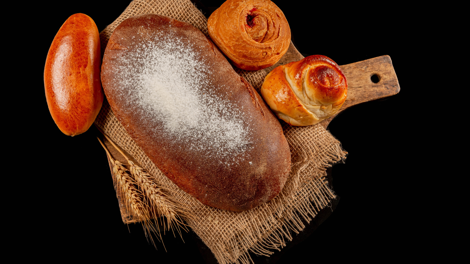 Свежая выпечка на черной поверхности