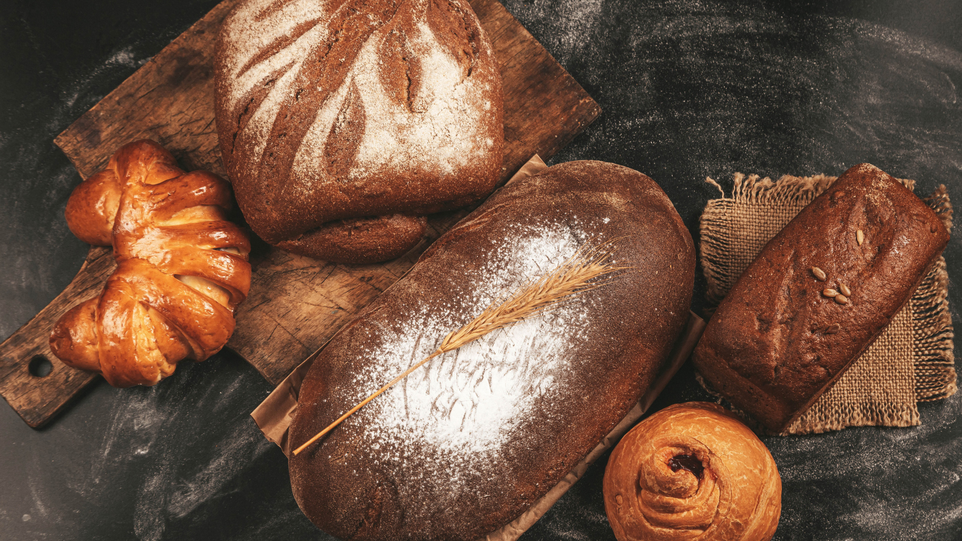 Свежий хлеб и булочки на разделочной доске