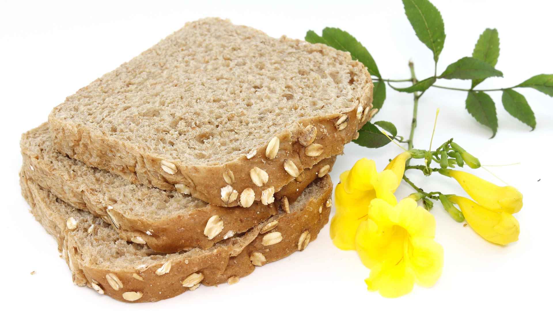 Куски свежего аппетитного хлеба с желтыми цветами