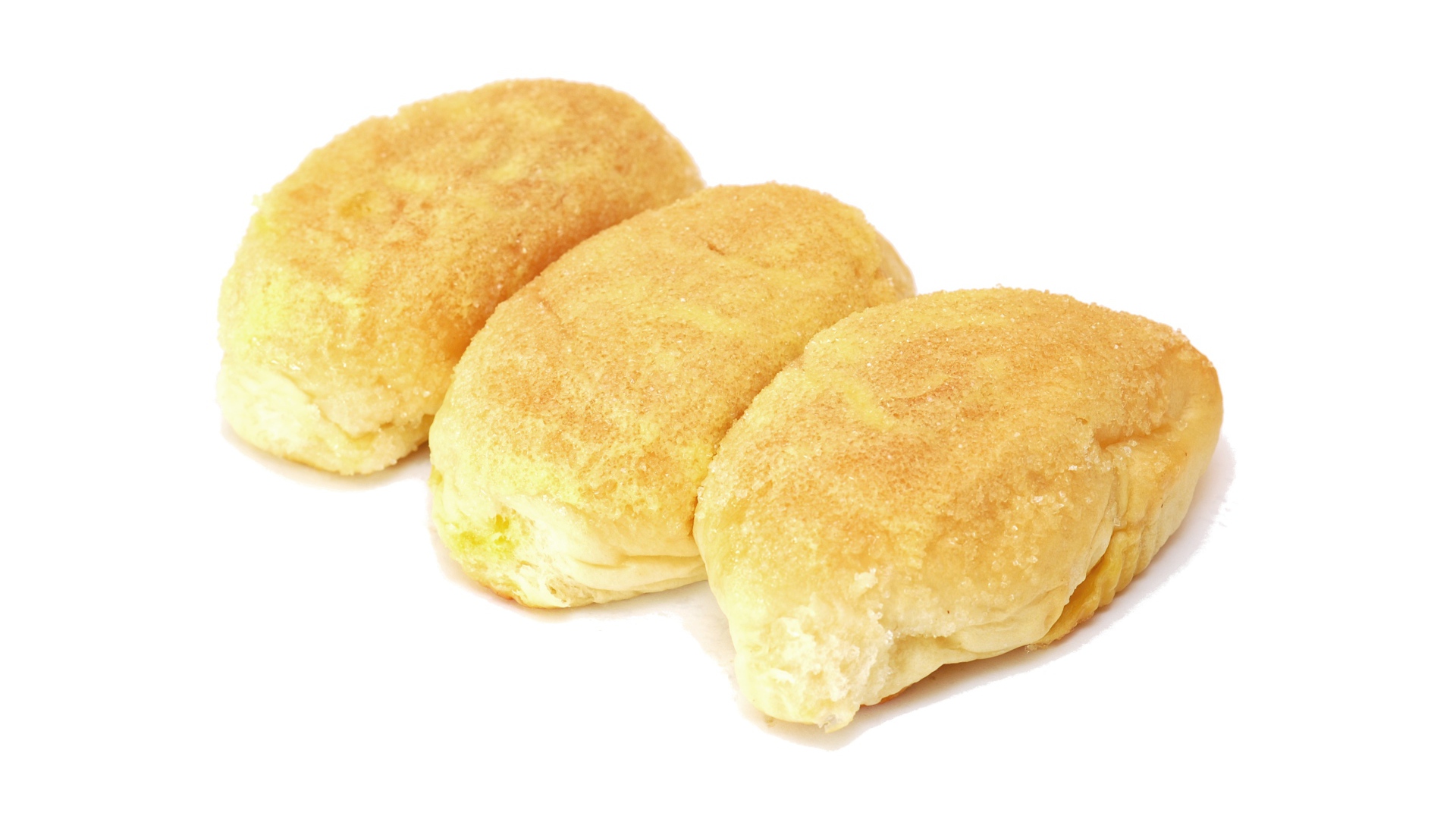 Три свежие аппетитные булочки на белом фоне