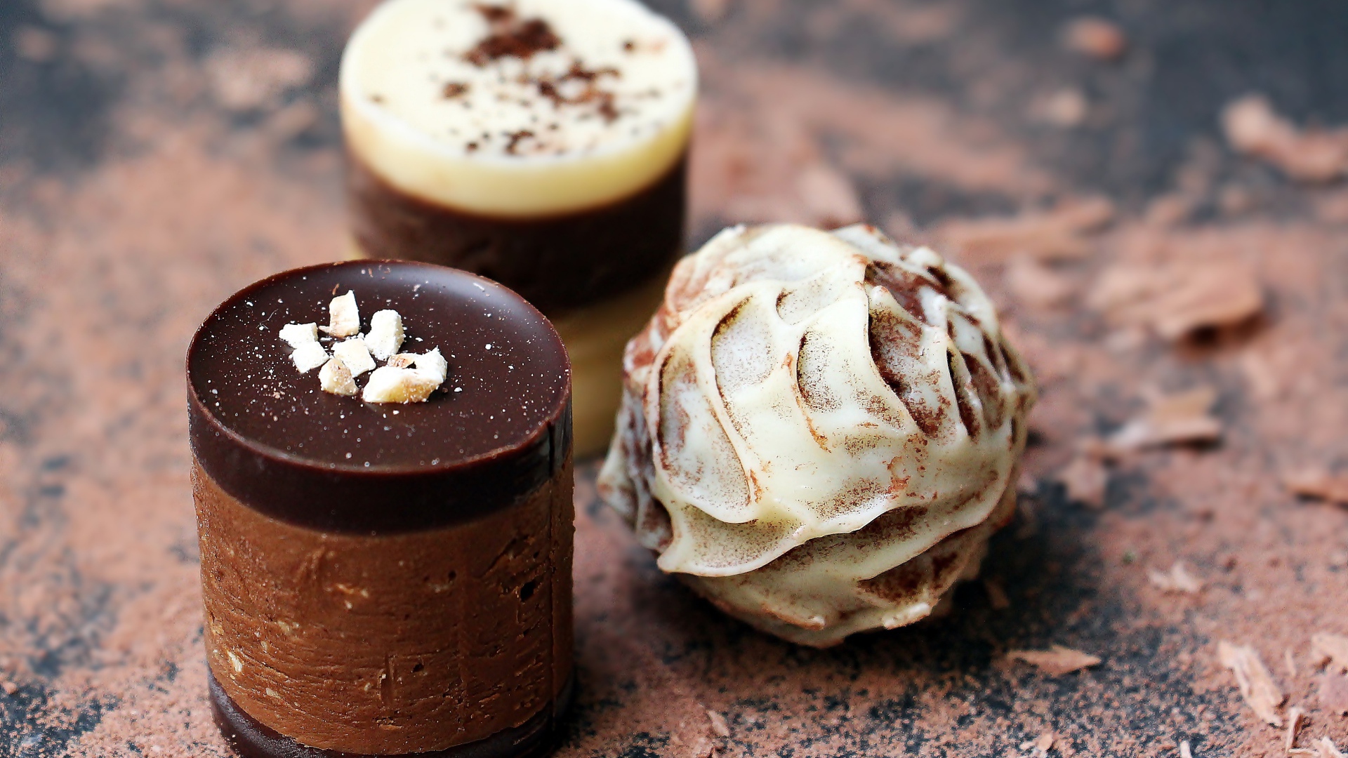 Аппетитные шоколадные конфеты на столе 