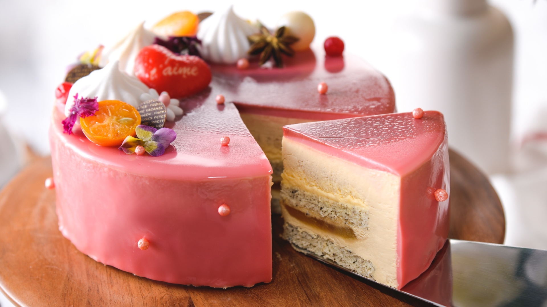 Красивый торт с розовой глазурью на праздник