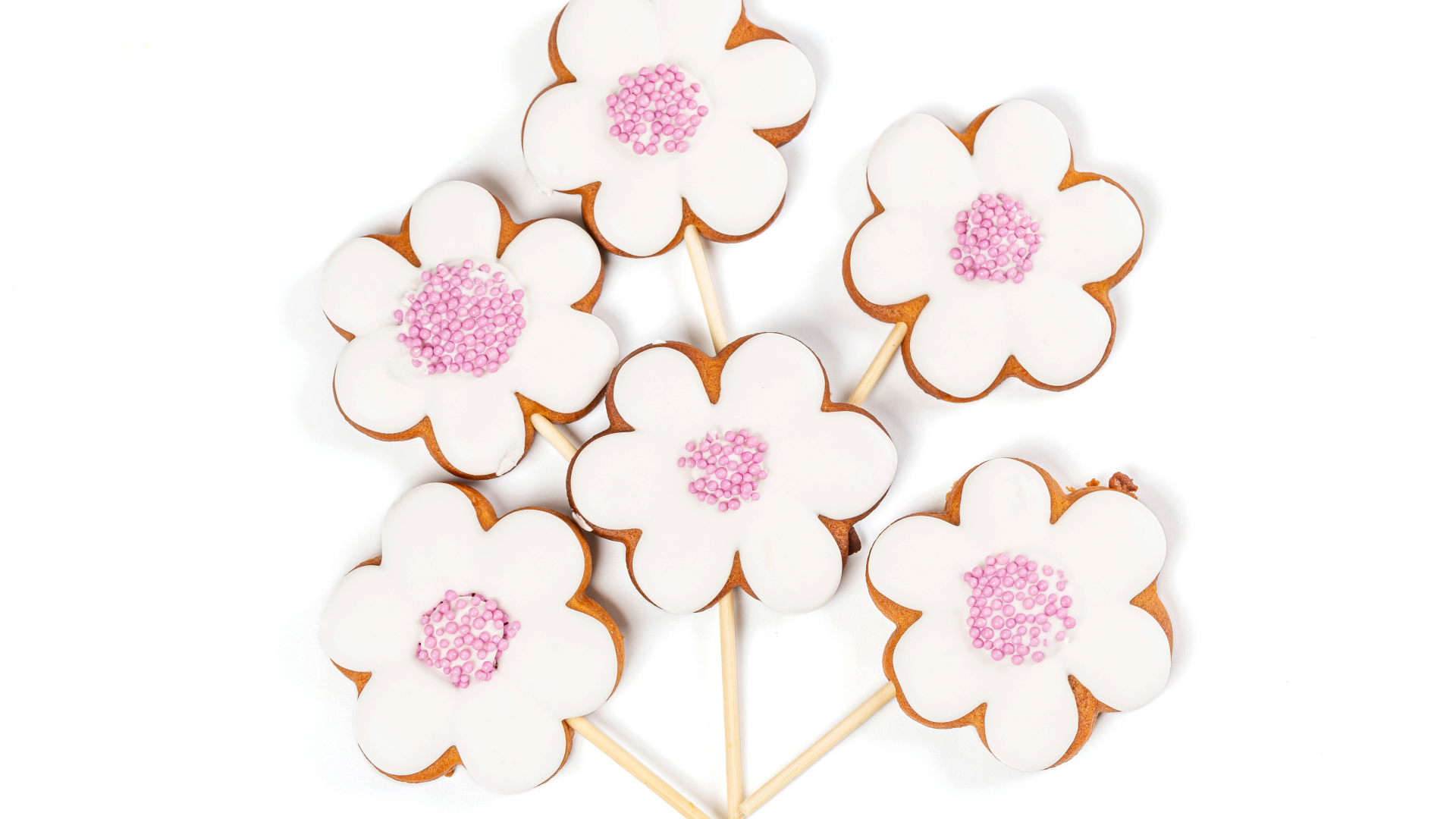 Красивое печенье в форме цветов на белом фоне