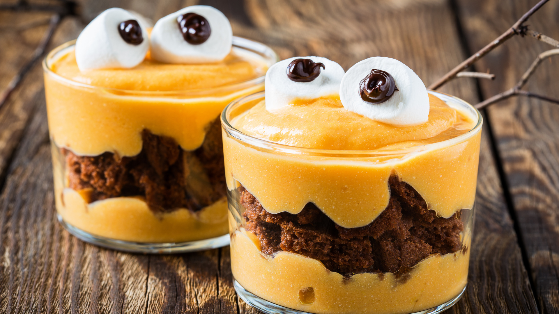 Ягодный десерт с кусочками пирога 