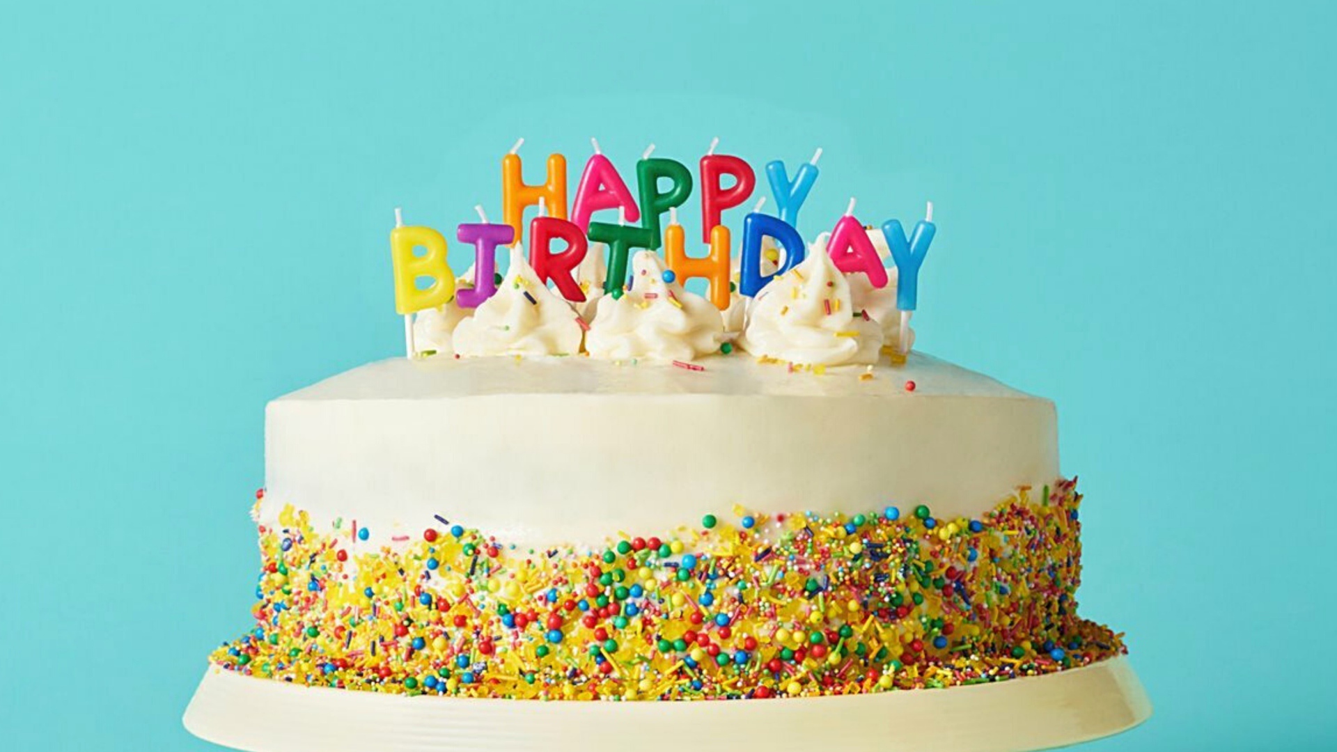 Большой яркий торт на день рождения на голубом фоне