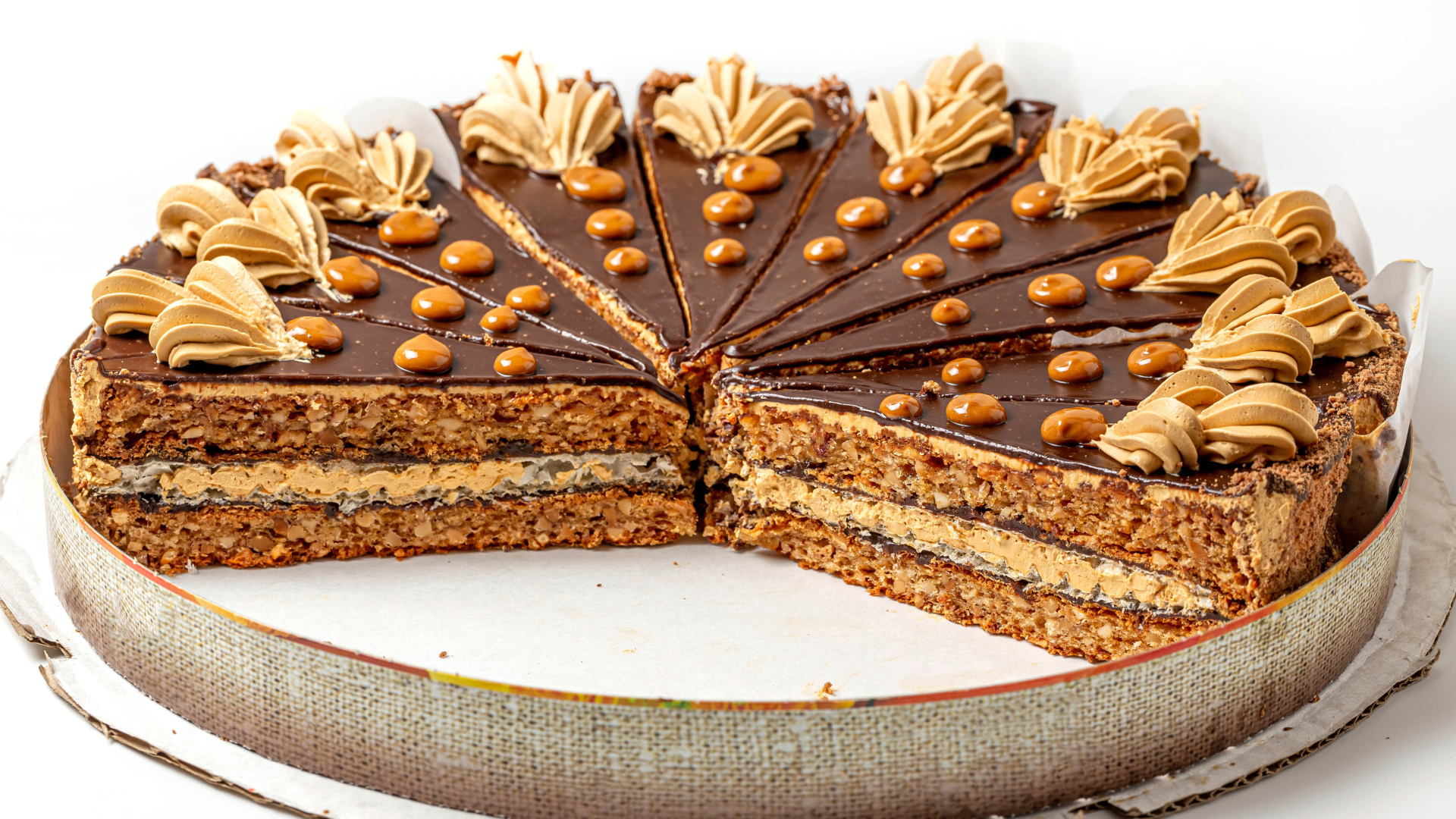 Торт со сливочным кремом на белом фоне