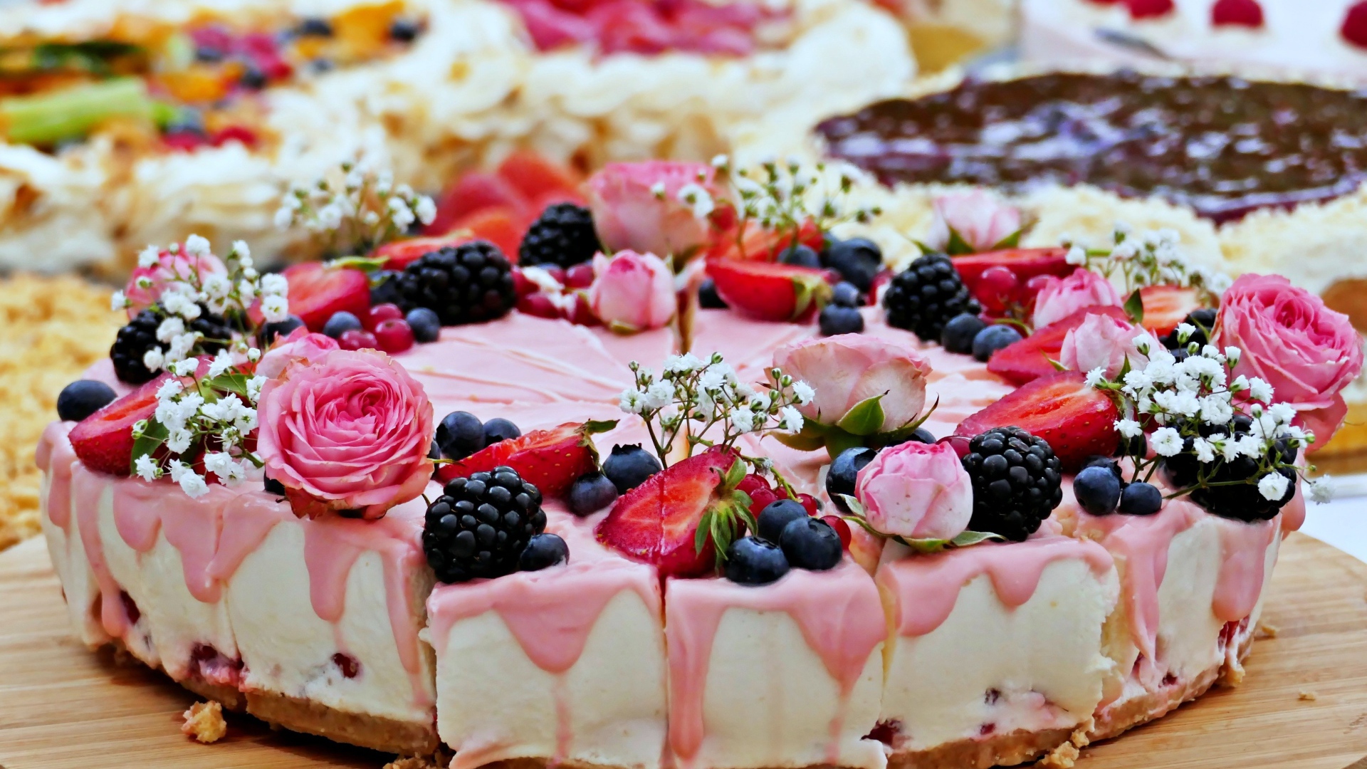 Торт чизкейк с ягодами и цветами 