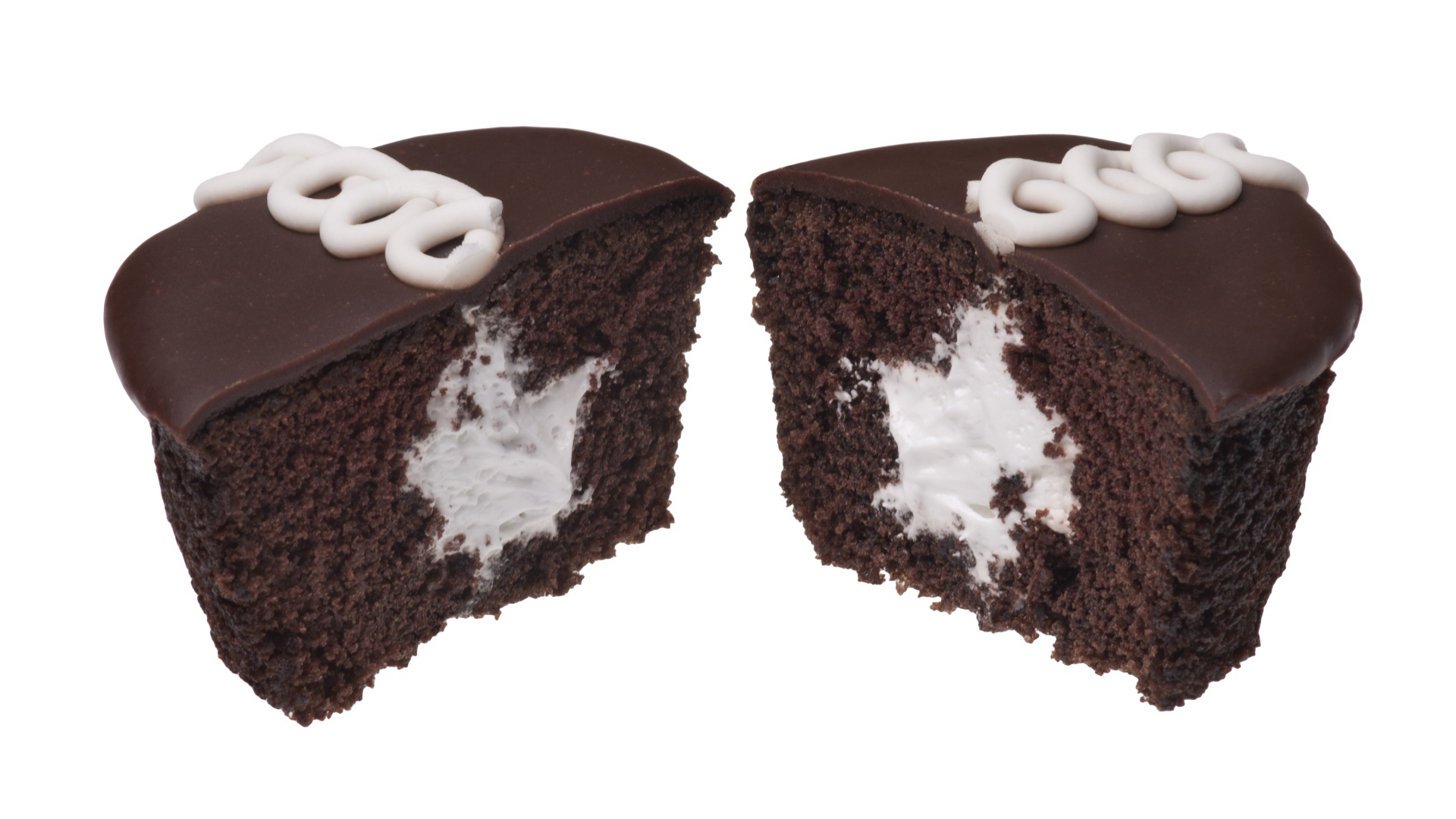 Шоколадный кекс с начинкой на белом фоне