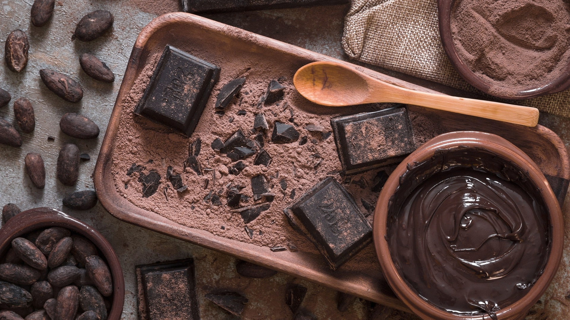 Какао с шоколадом на столе 