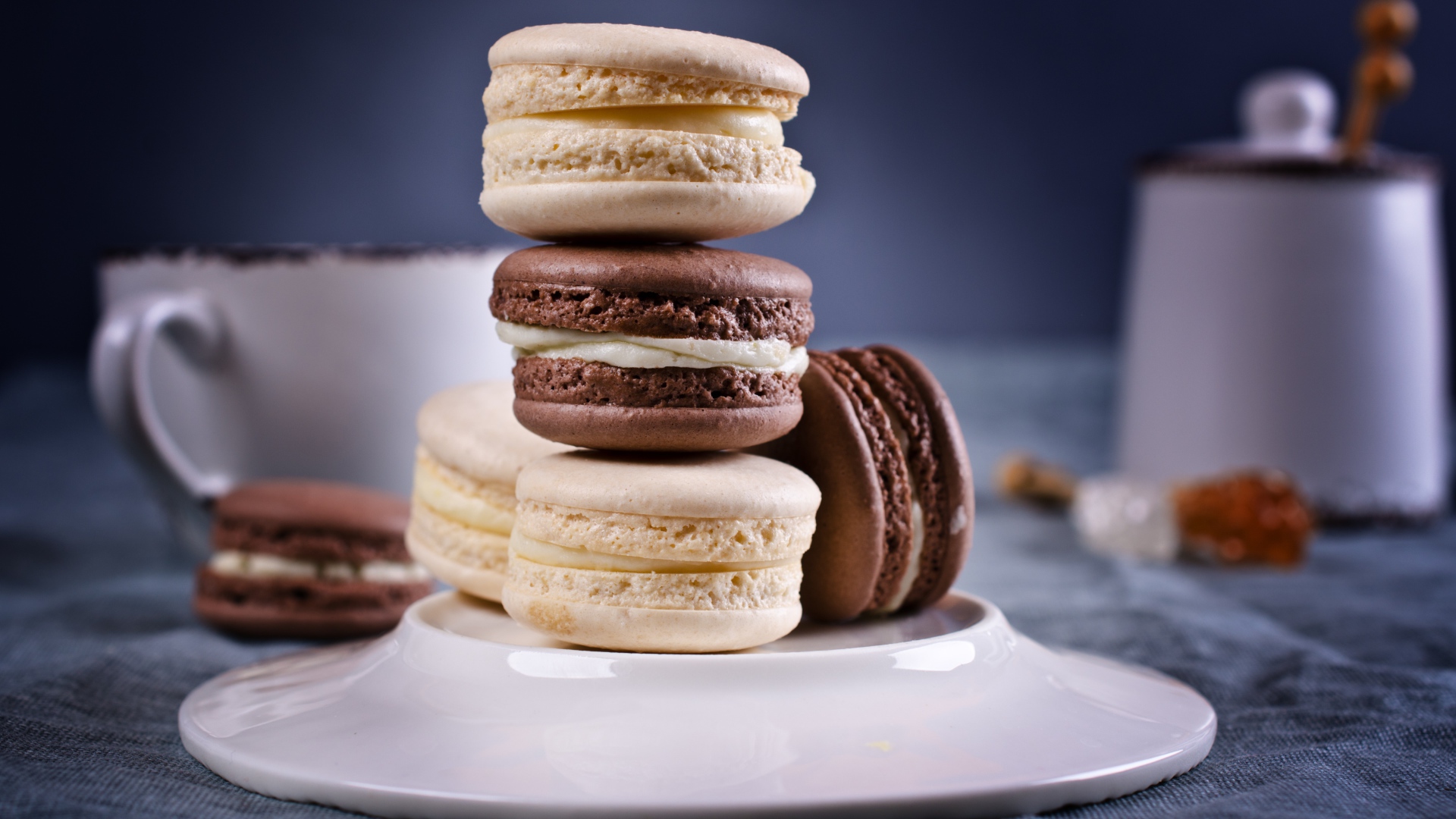 Сливочный и шоколадный десерт макарун на столе с тарелкой