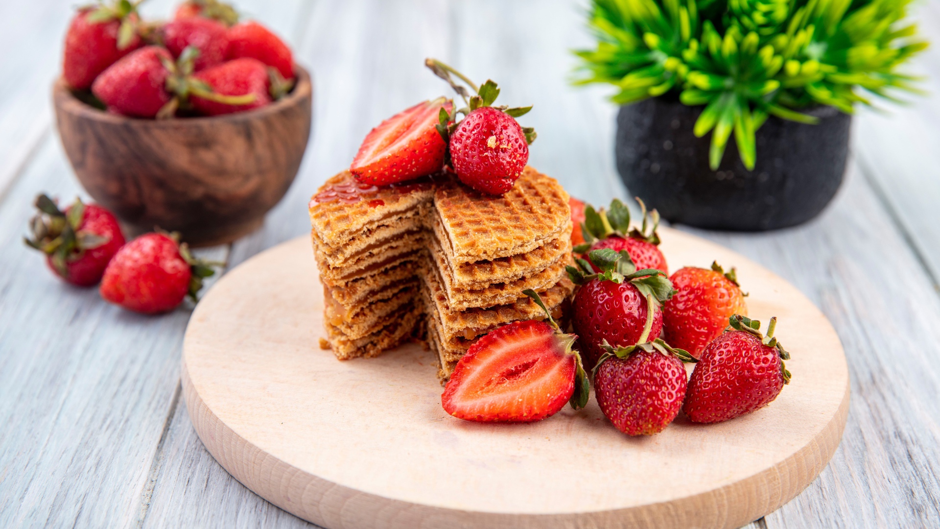 Хрустящие вафли со свежей клубникой 