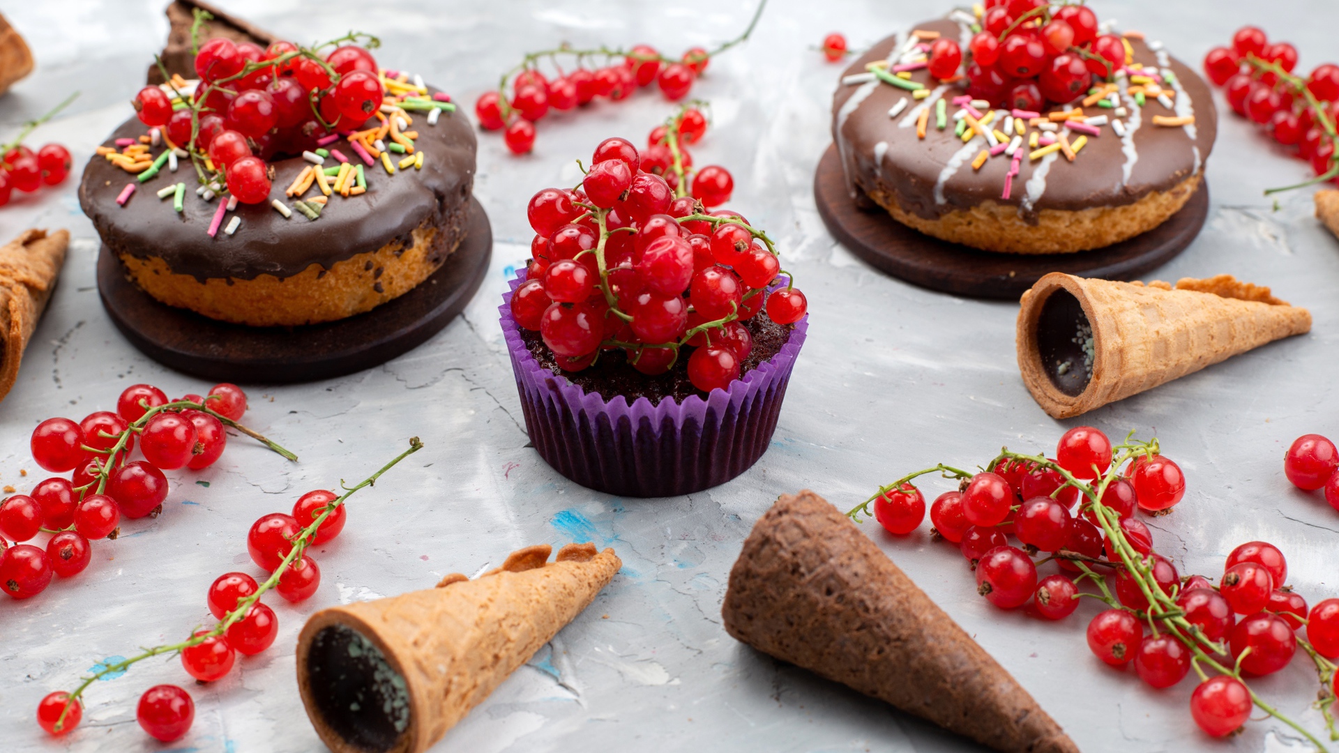 Кексы с шоколадом и красной смородиной 