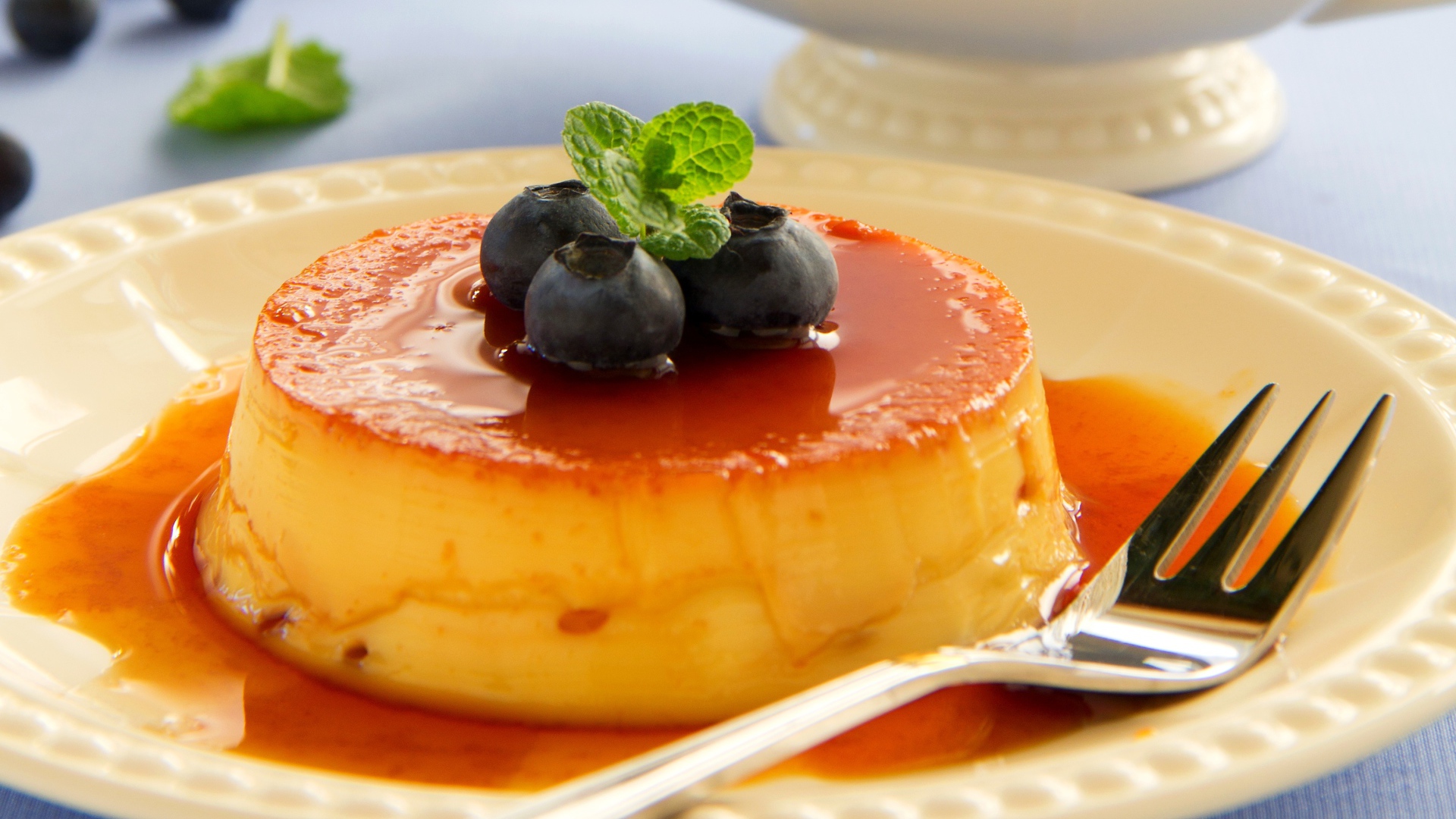 Творожный десерт с сиропом и ягодами черники