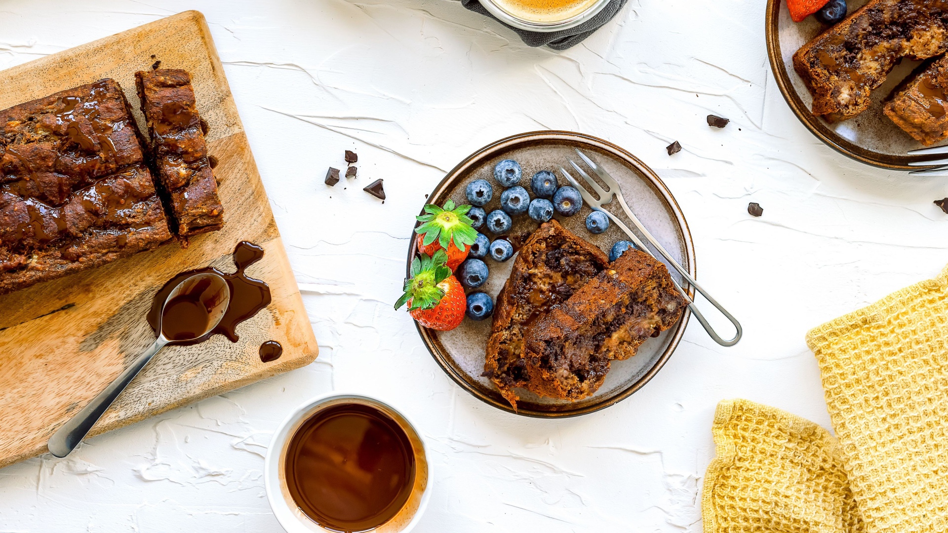 Вкусный пирог с шоколадом и ягодами черники и клубники