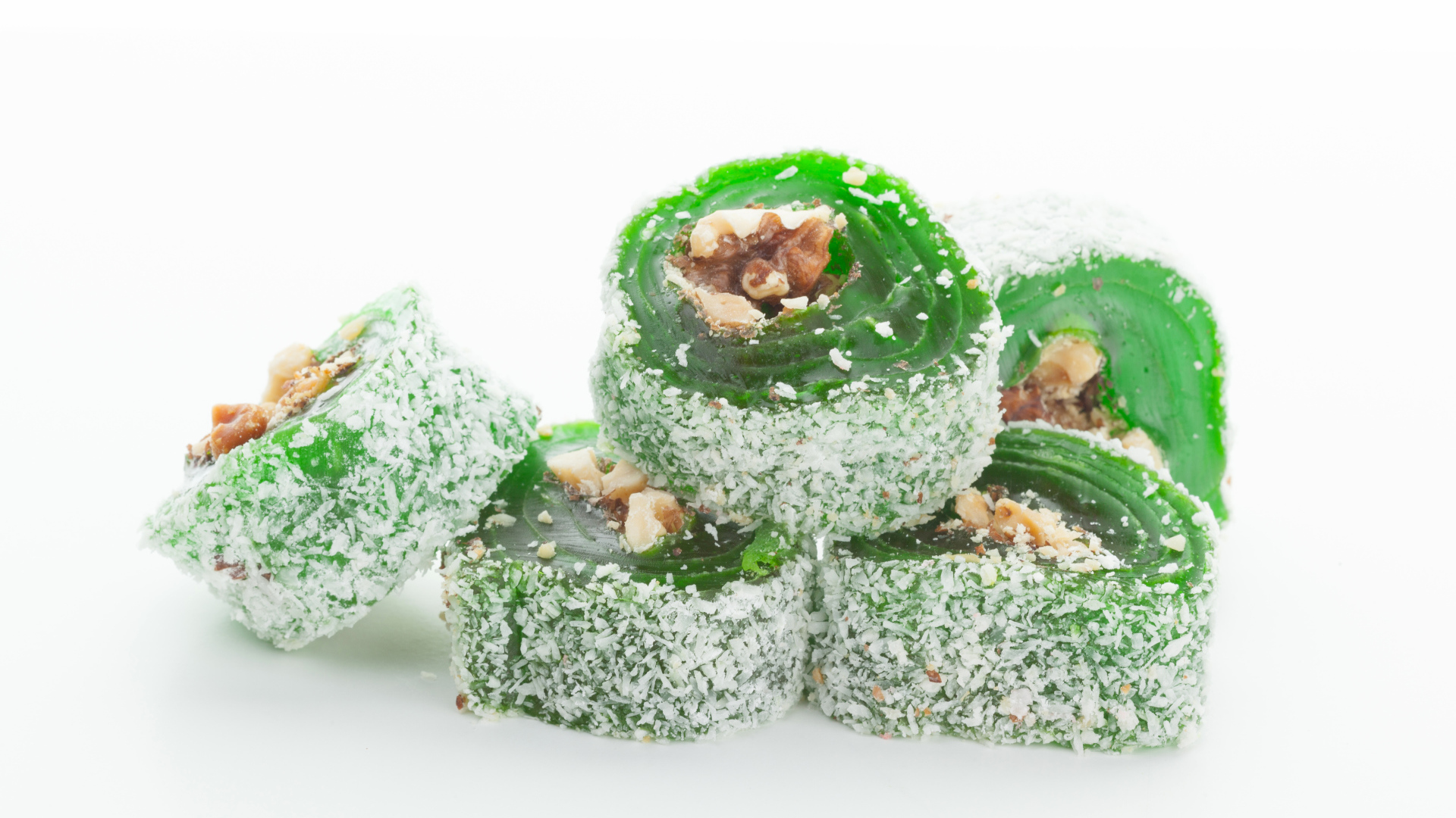 Зеленый рахат лукум на белом фоне