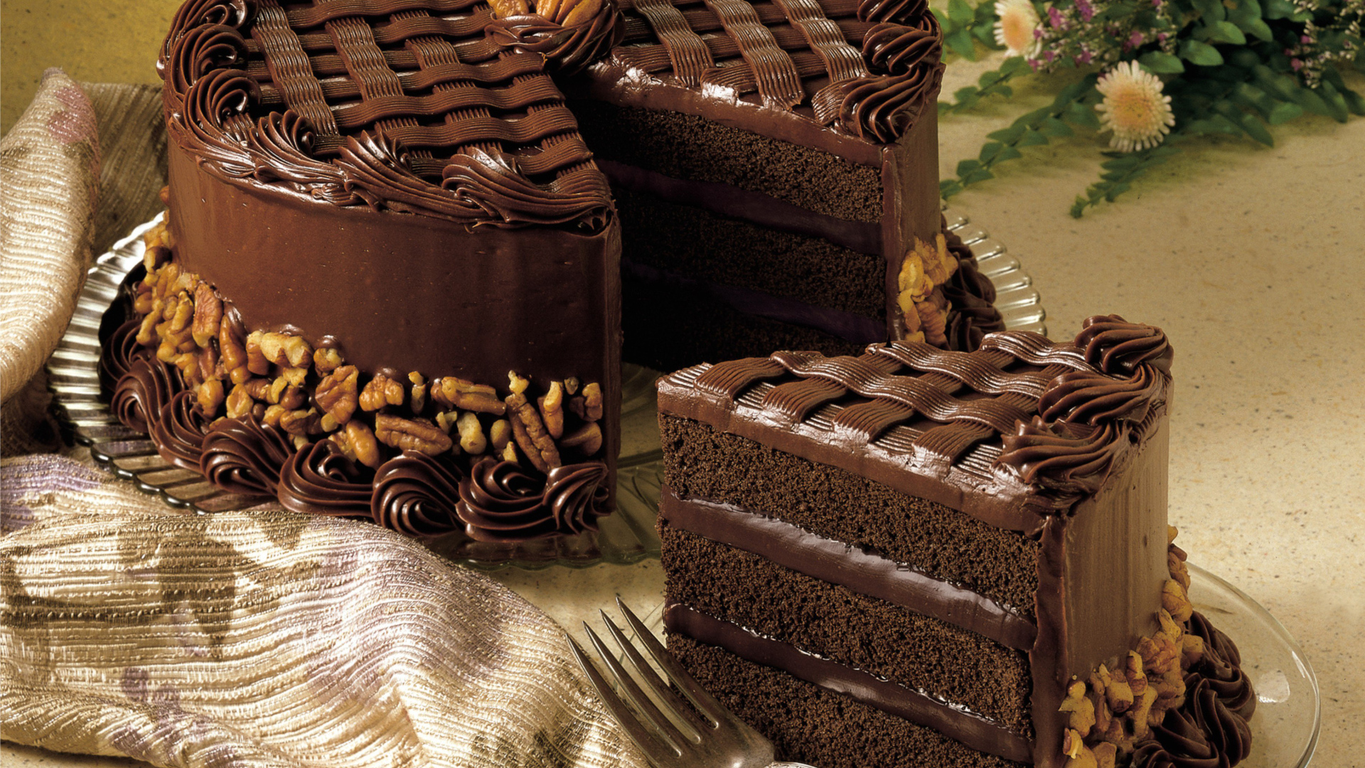 Большой шоколадный праздничный торт с орехами 