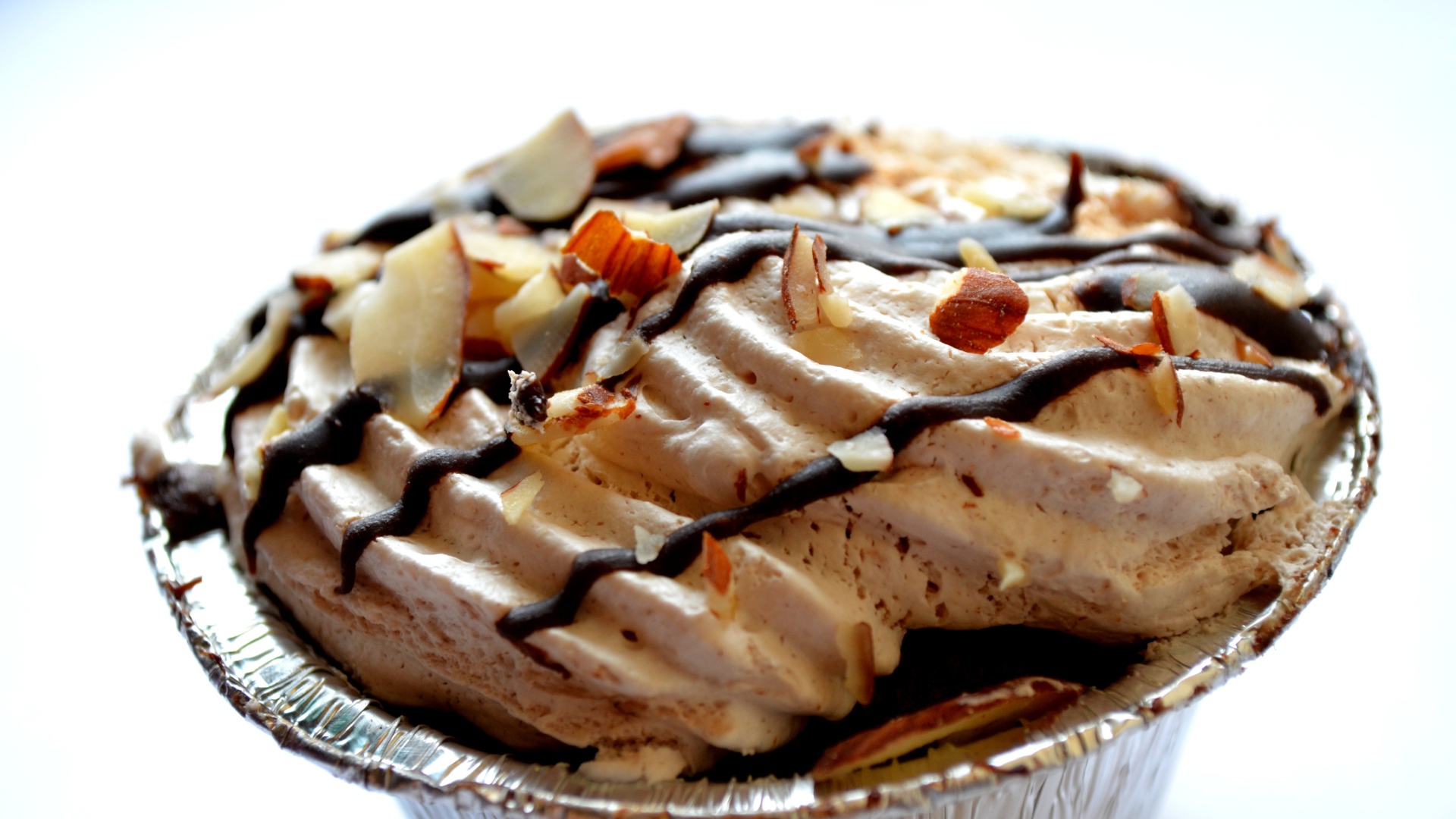 Пирожное меренга с орехами и шоколадом