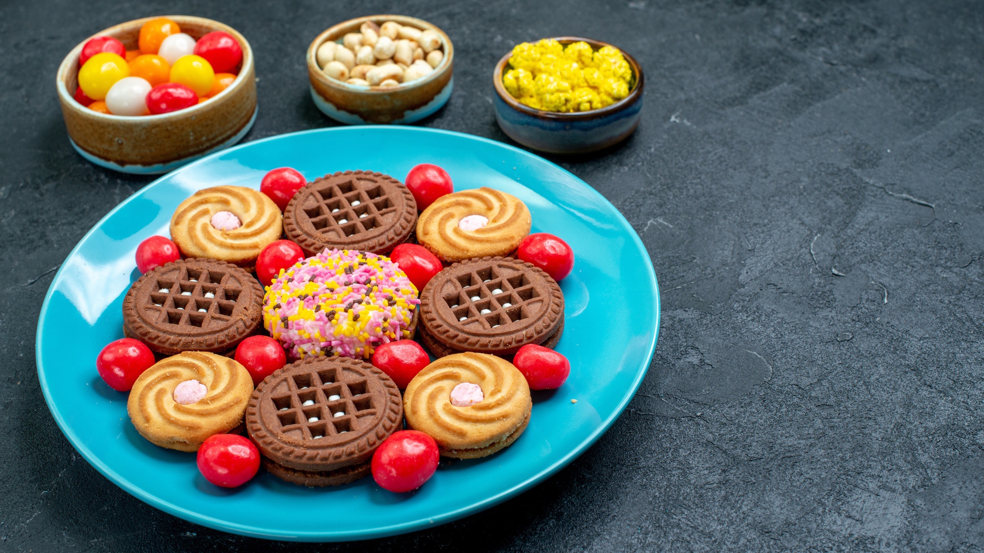 Разное печенье на большой голубой тарелке 