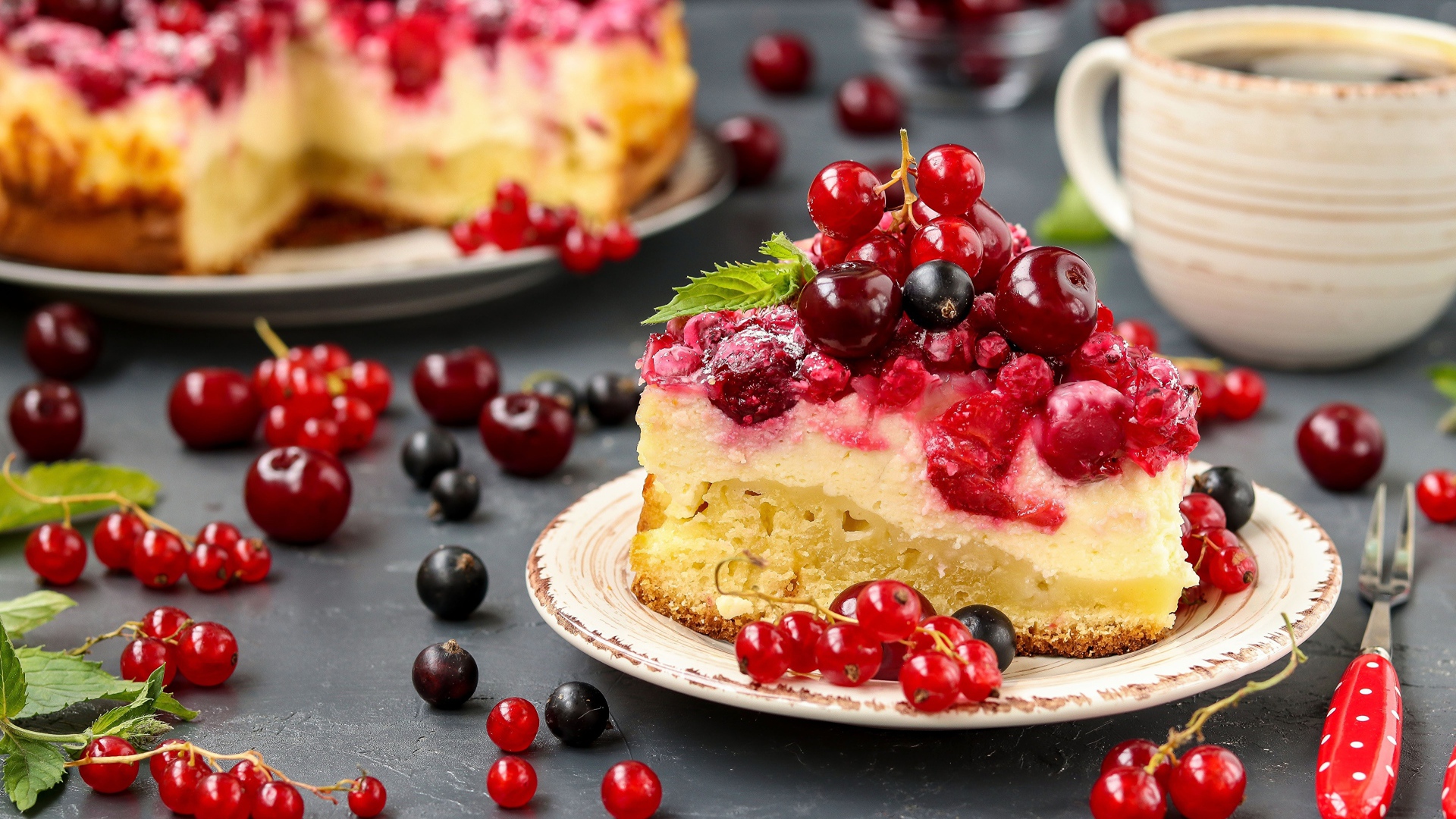 Кусок пирога с ягодами и творогом