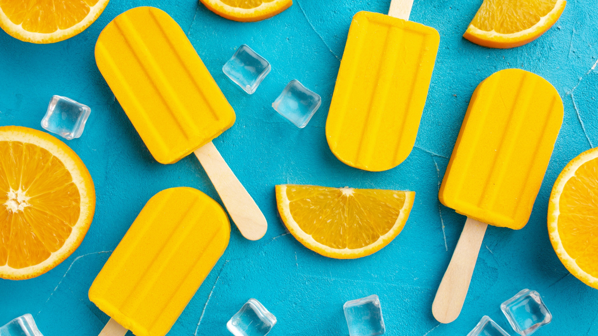 Фруктовое мороженое с кусочками льда и апельсина на голубом столе 