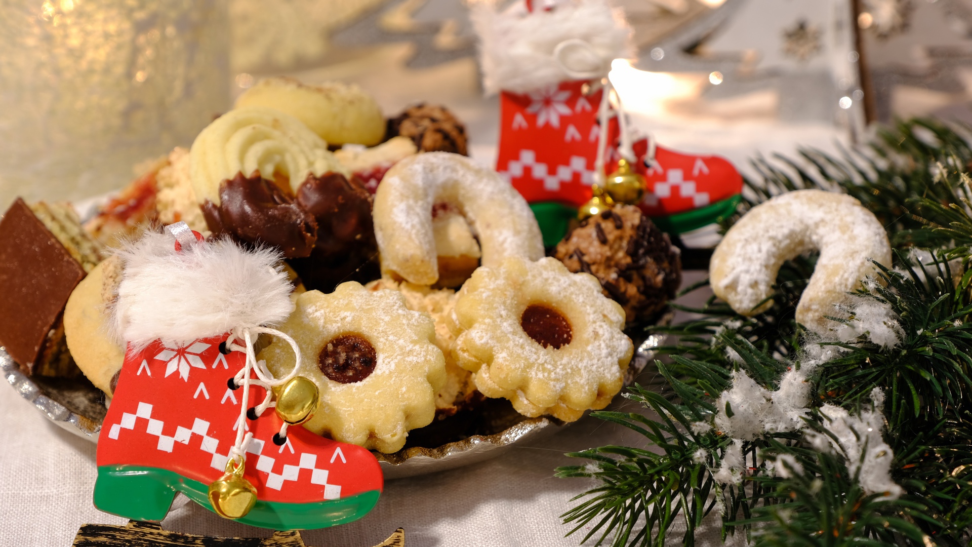 Песочное печенье и украшения к празднику 