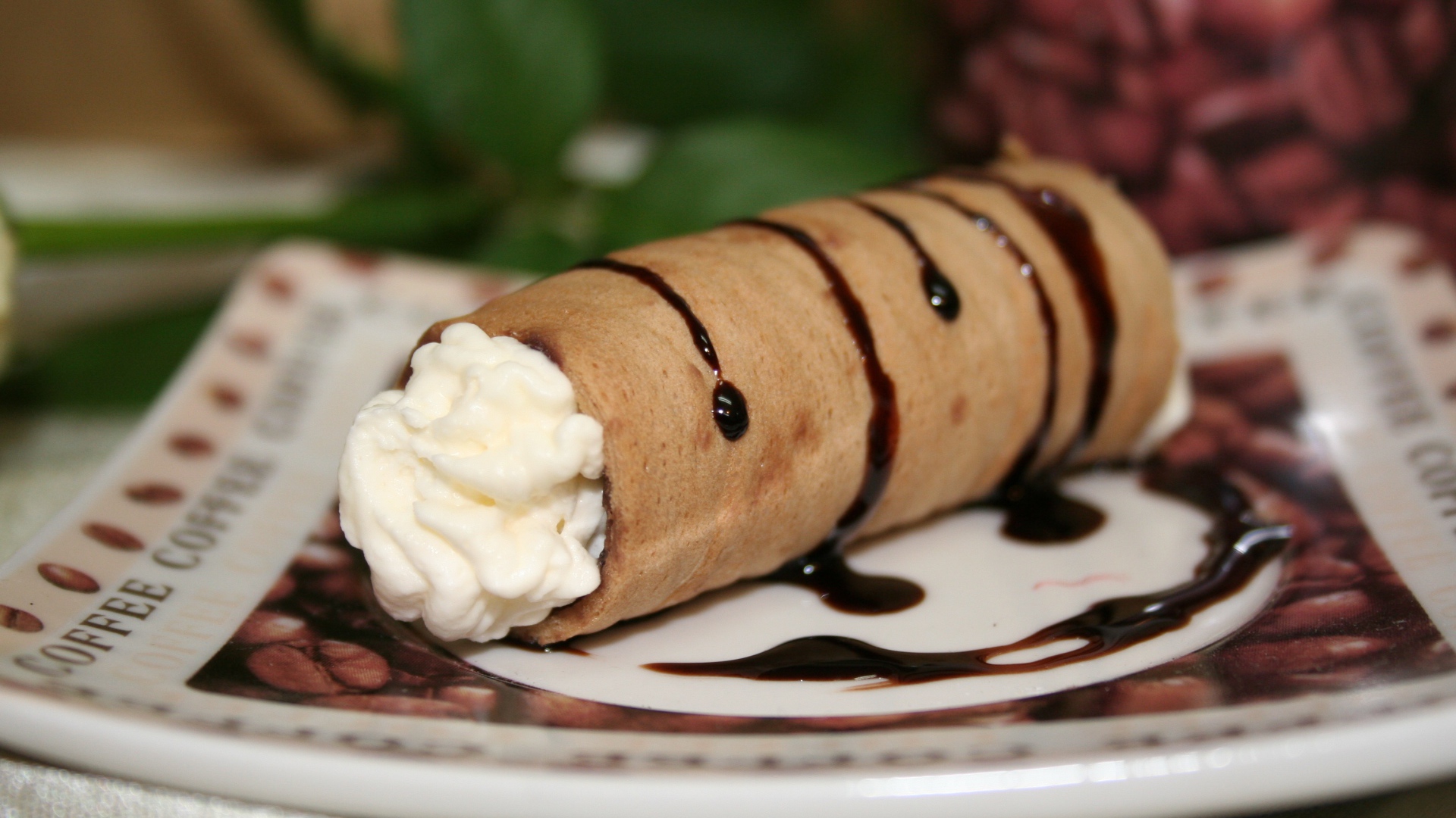 Сладкая трубочка с ванильным кремом на тарелке