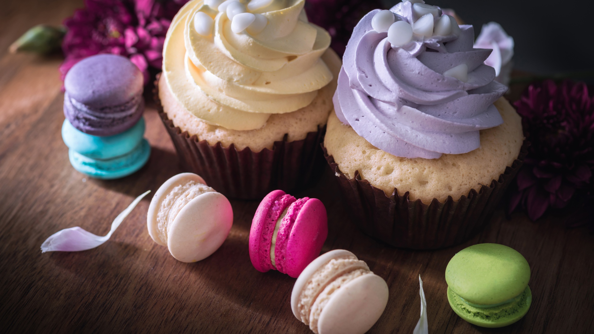 Два капкейка на столе с десертом макарун