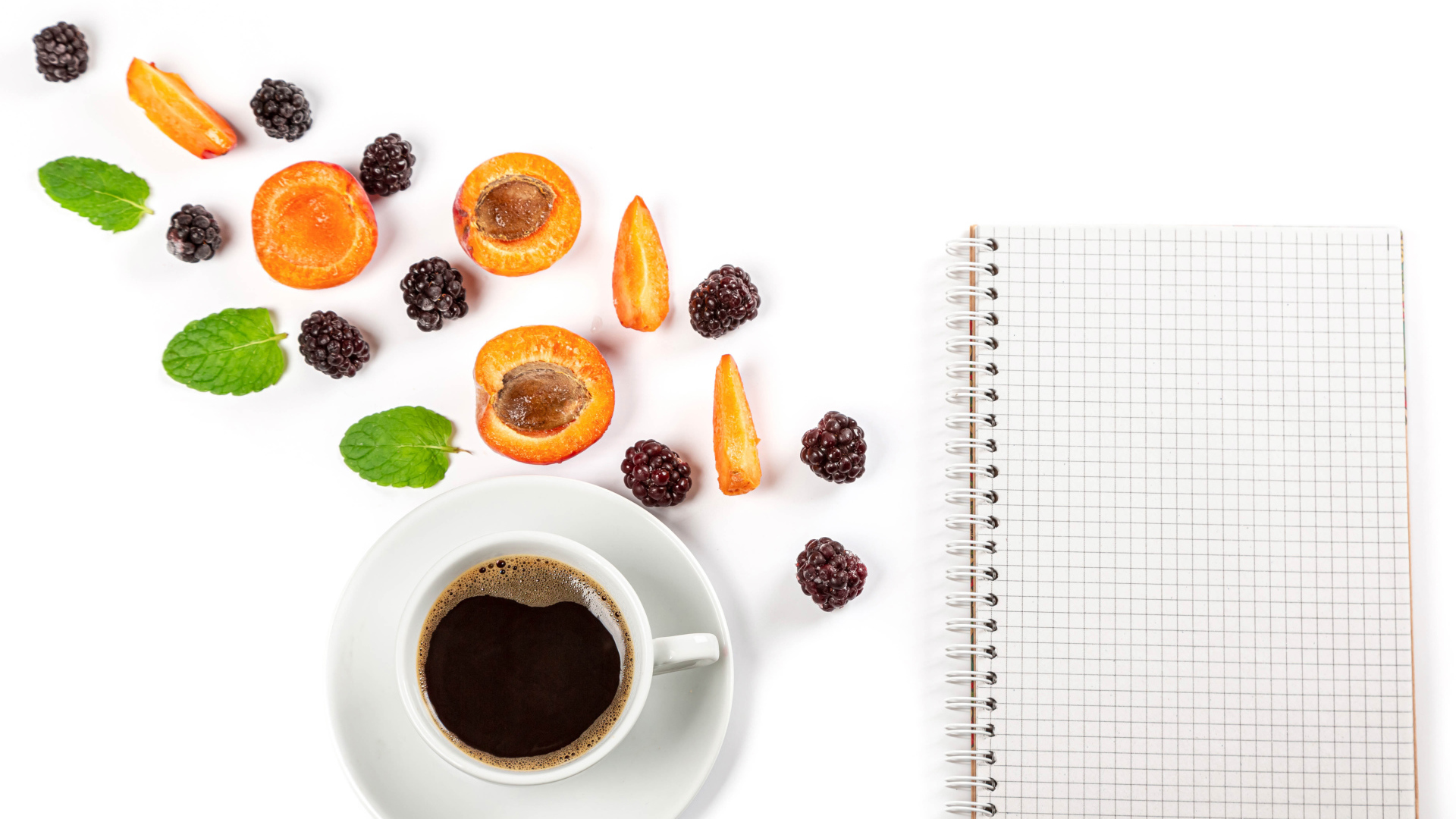 Чашка кофе, тетрадь, черника и абрикос на белом фоне