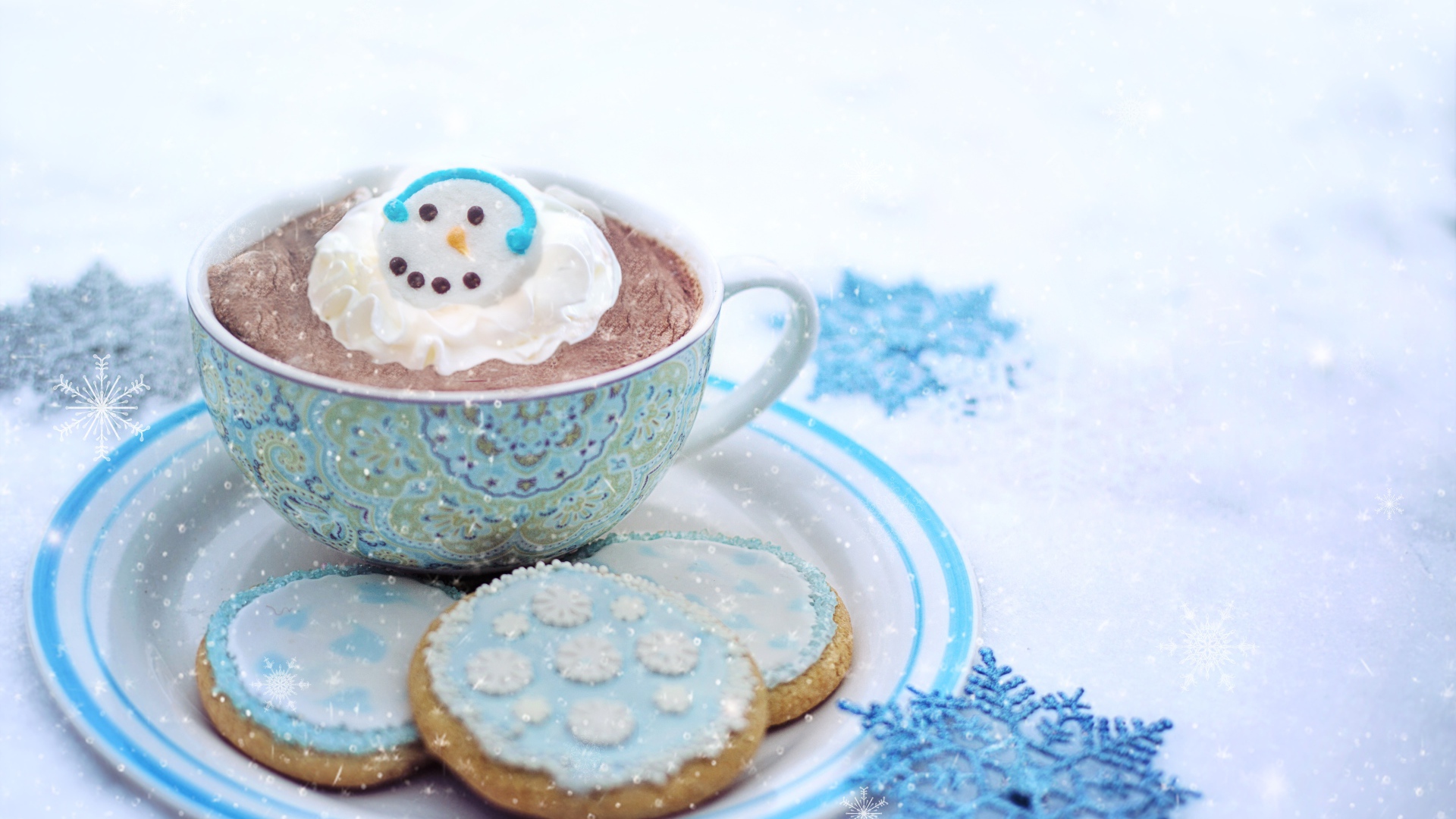 Чашка кофе с печеньем на снегу