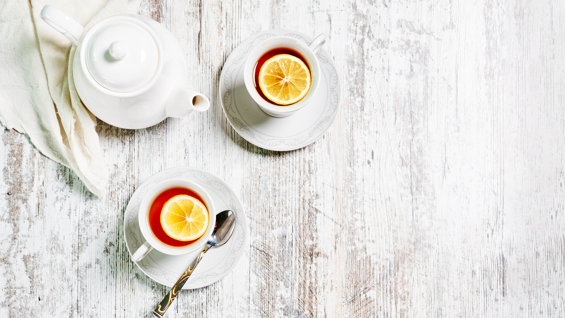 Вкусный черный чай с лимоном 