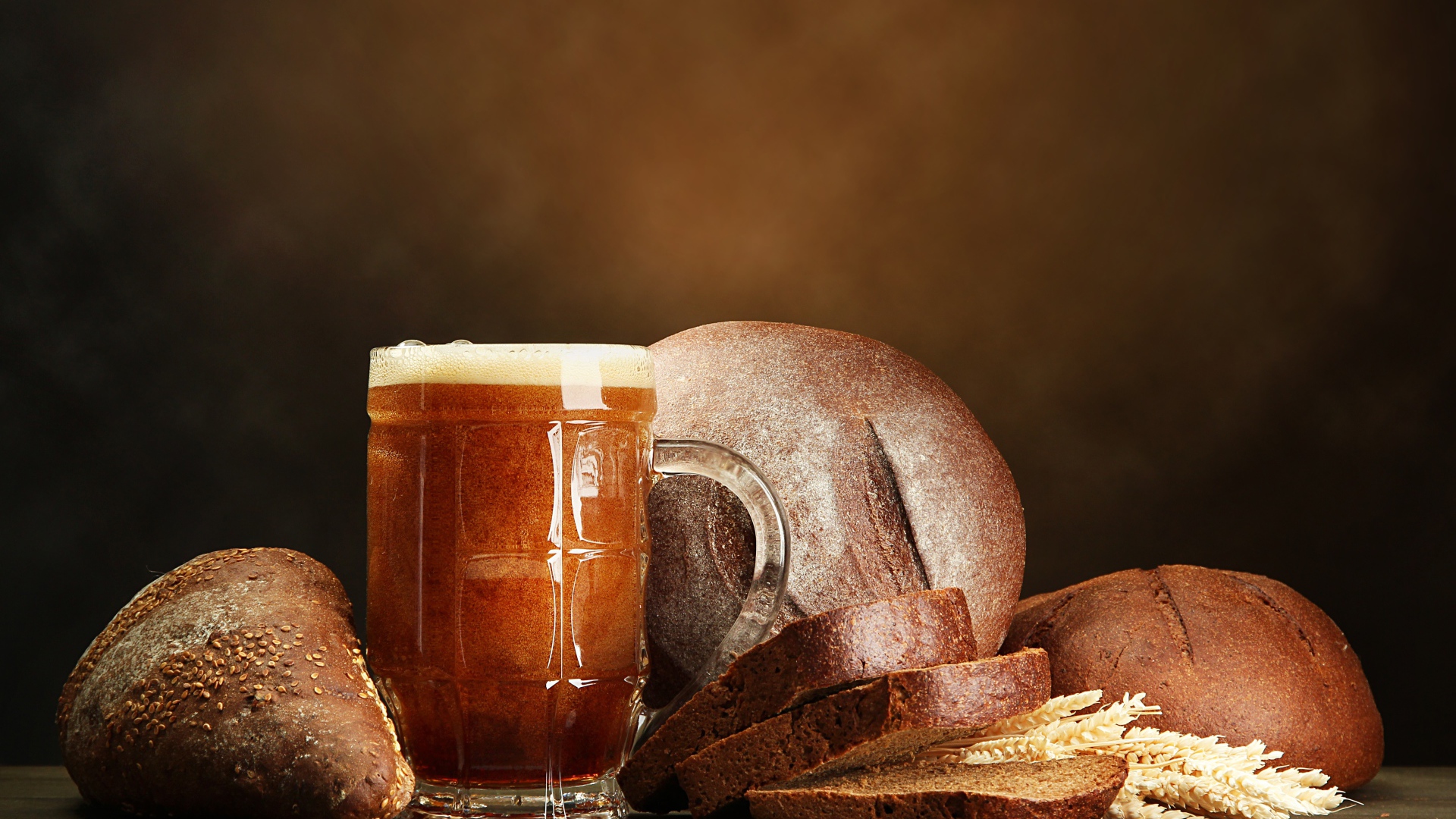 Бокал кваса на столе с хлебом