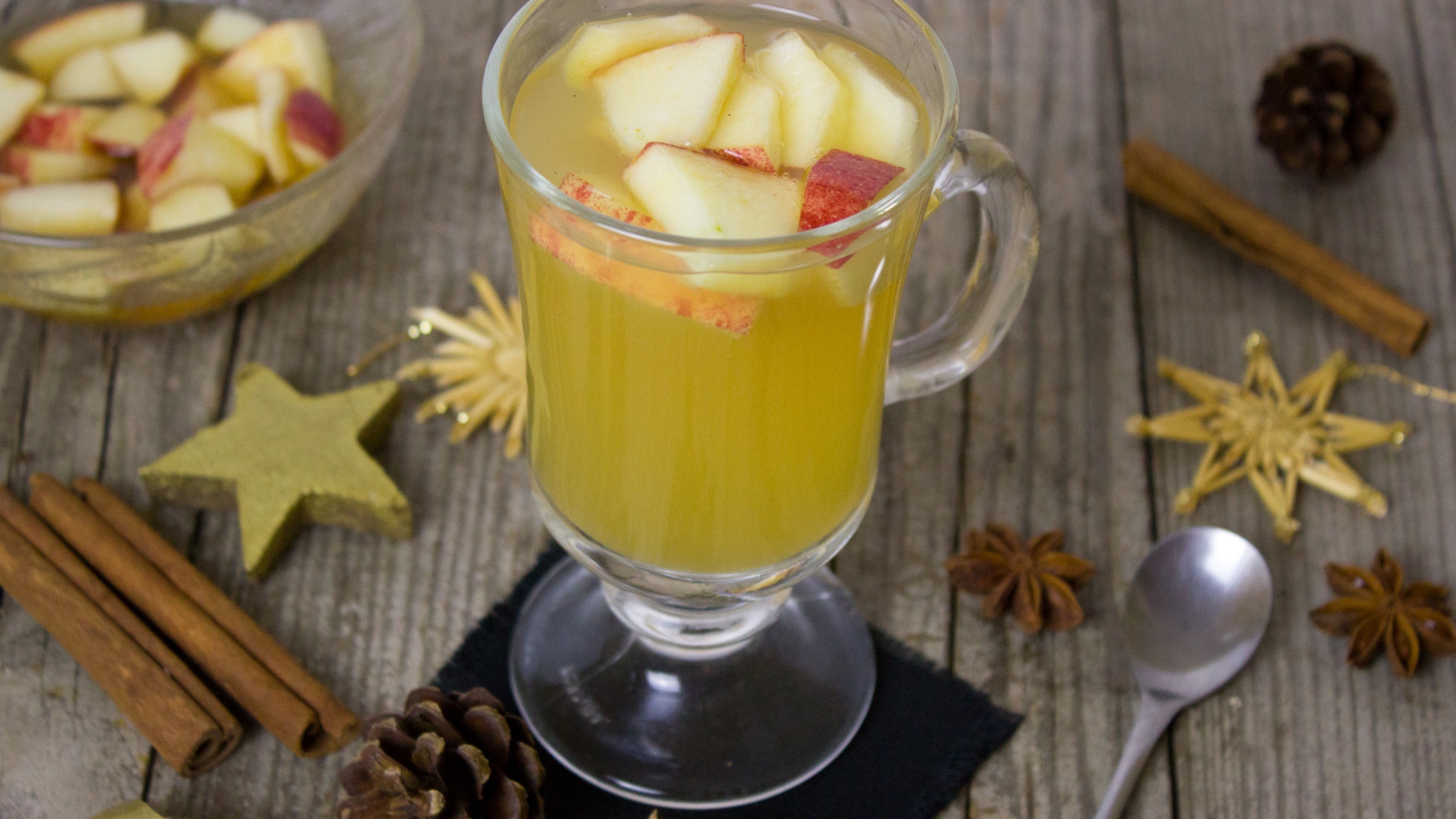 Горячий яблочный напиток с корицей 
