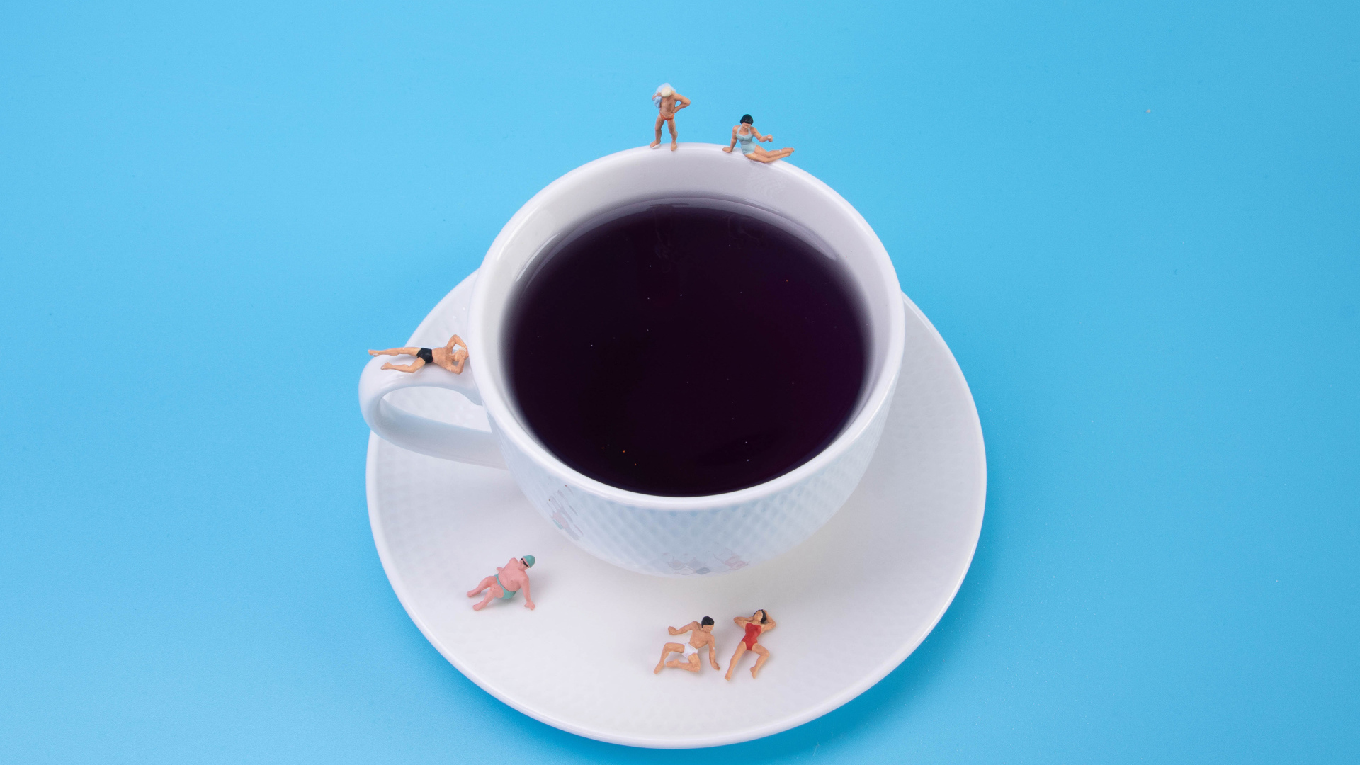 Большая белая чашка кофе на голубом фоне