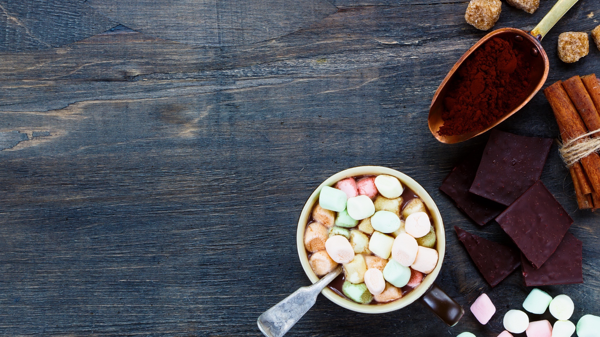 Маршмеллоу на столе с шоколадом и корицей